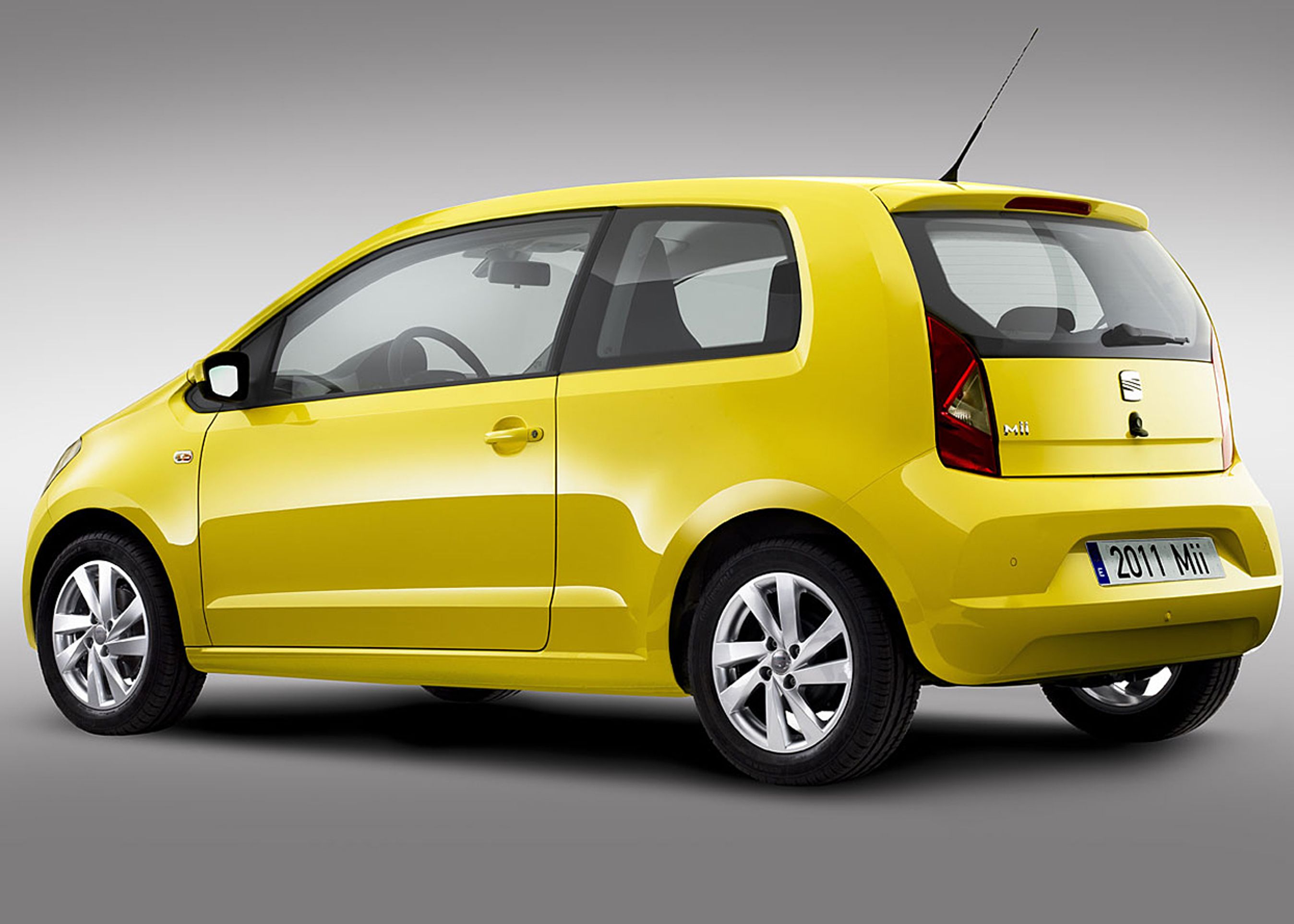 Seat Mii har samme bagende som de to søskende. Den lige underkant på de bageste sideruder er identisk med Skoda Citigos.