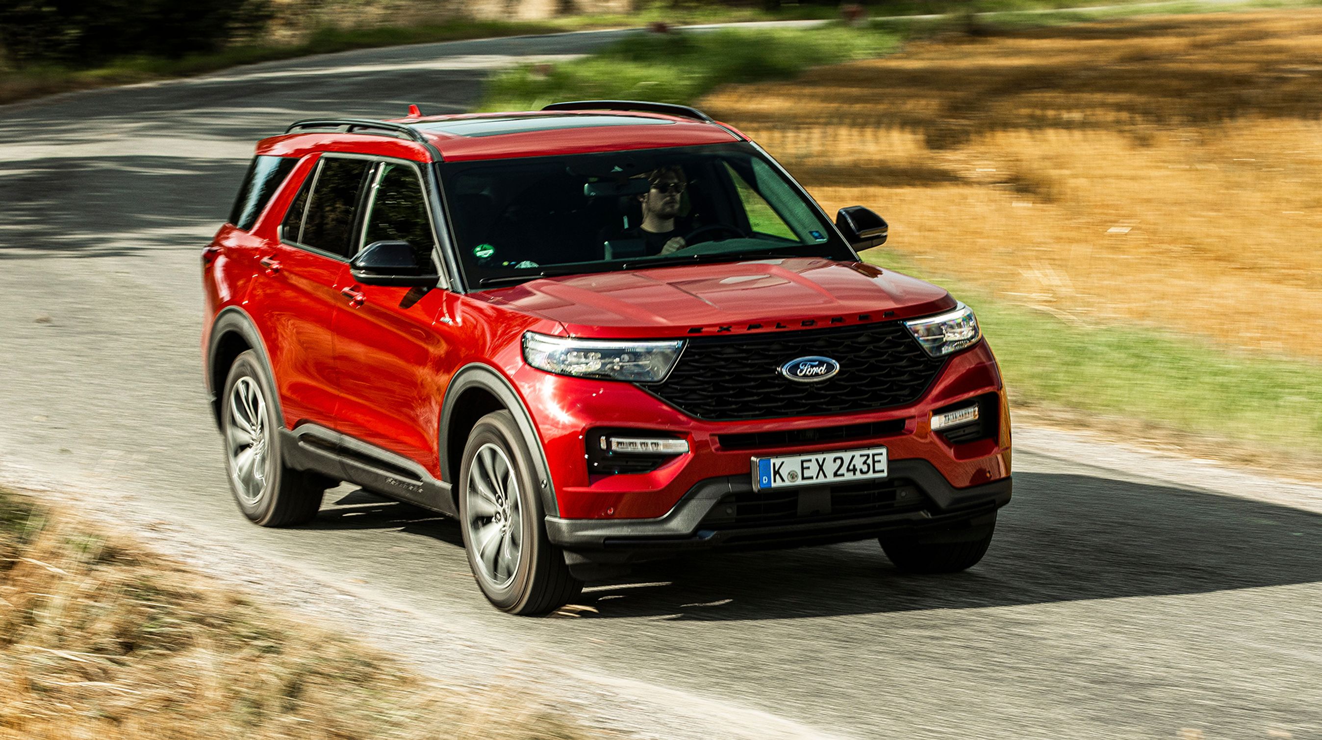 Ford Explorer kommer i to udgaver: En med normal undervogn, og en med sportsundervogn. Luftaffjedring fås ikke, og undervognen kan ikke justeres.