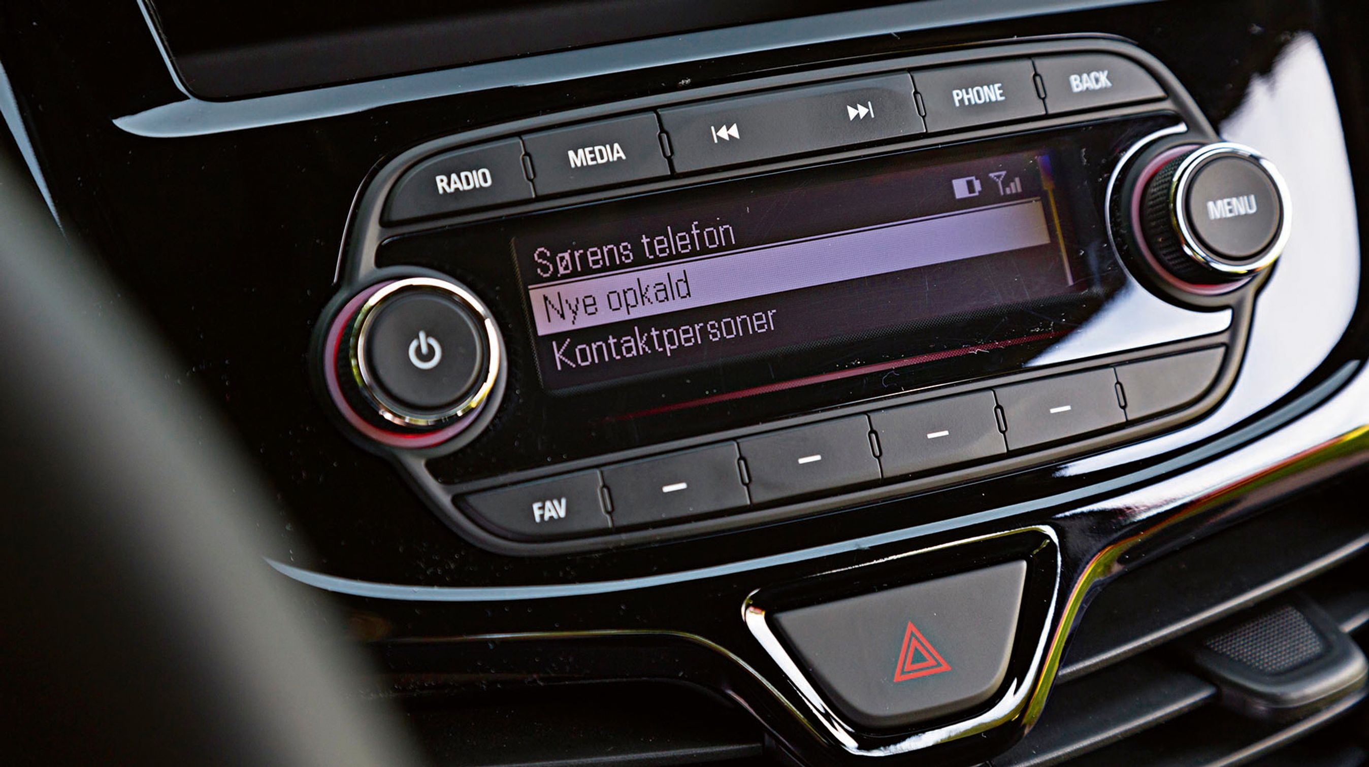 Radioen har danske menuer og bluetooth som standard. En DAB+-radio kan tilkøbes for 2.000 kr.