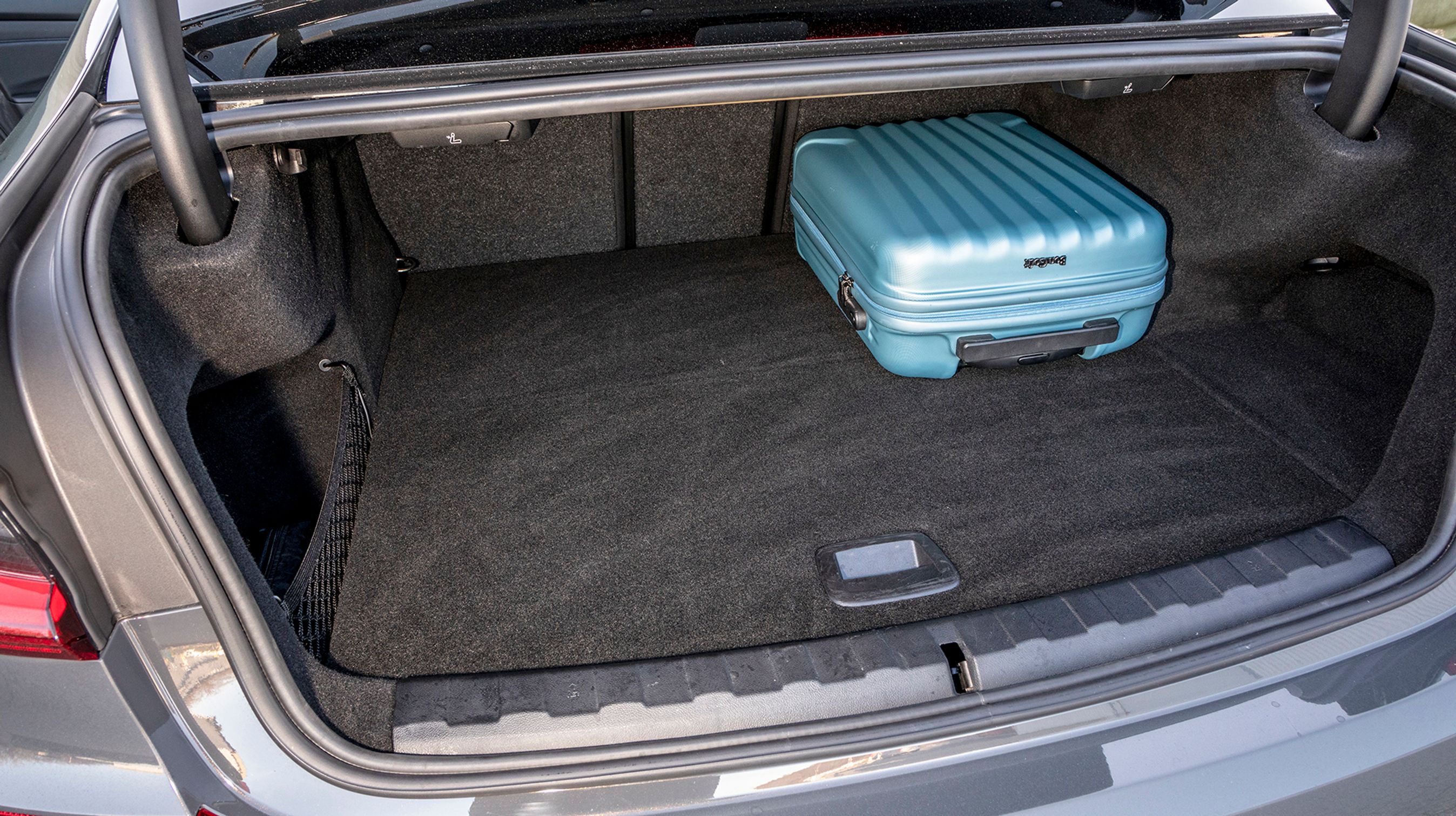 Bagagerummet er indskrænket en smule, men bagsædet kan foldes forover i tre dele, hvis pladsen skal udvides.