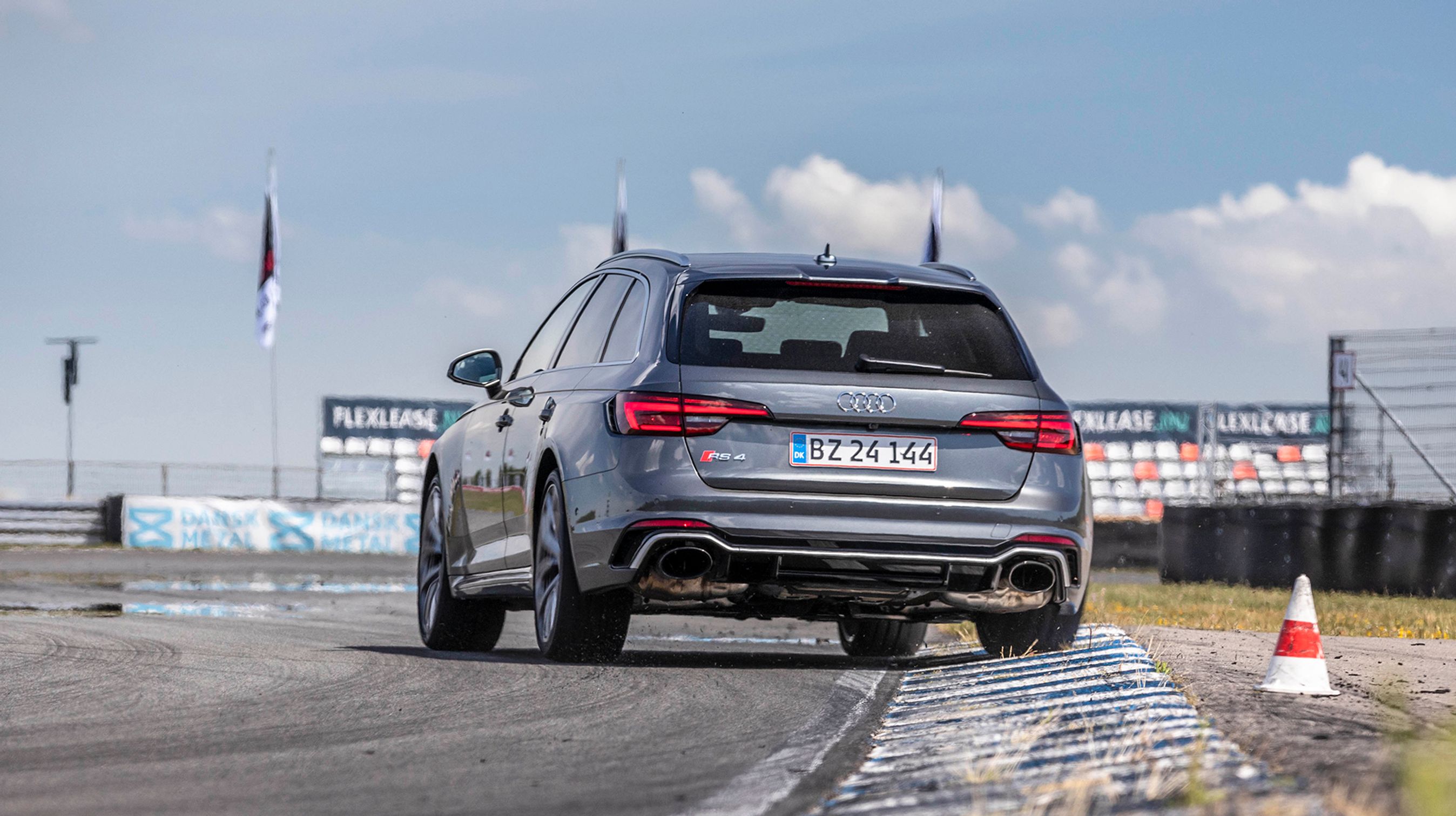 De to diskret placerede – men tommetykke – udstødningsrør afslører, at der er tale om en RS-model baseret på den femte generation af A4-modellen.