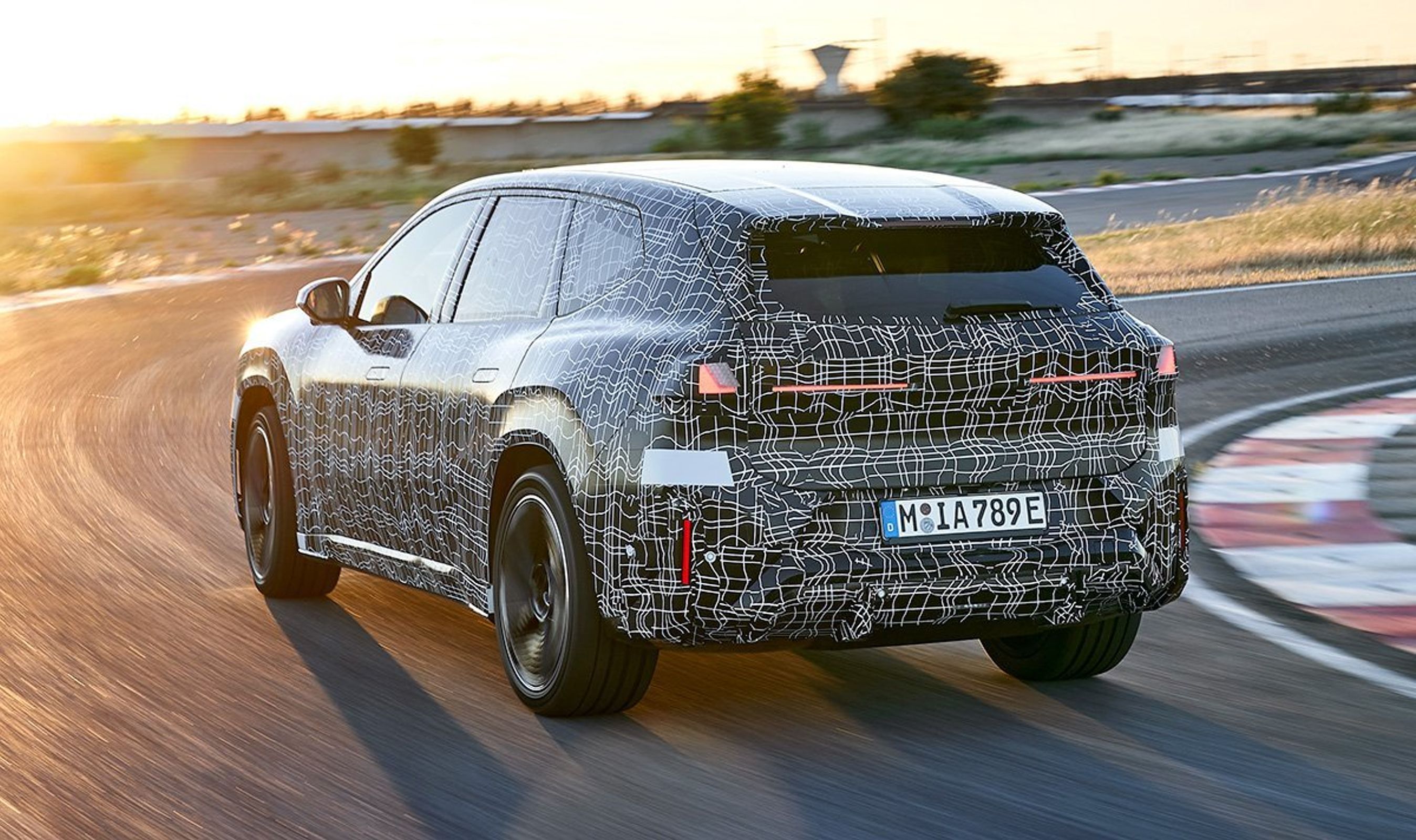 BMW iX3 på testbane set bagfra.