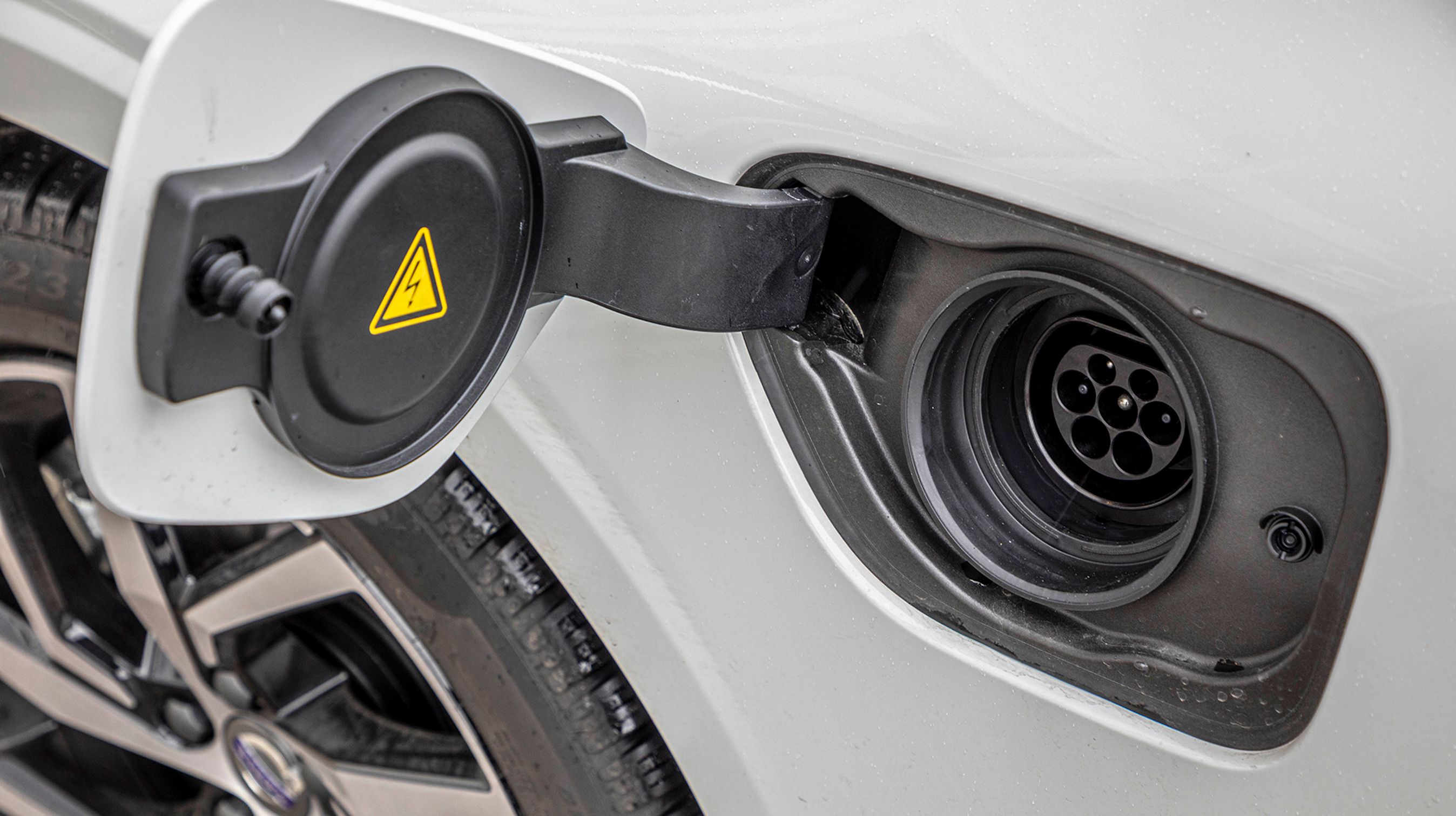 Batteriet er på 11,6 kWh, hvilket er markant mindre end i en elbil. Men opladning varer mellem tre og otte timer afhængig af, hvor kraftig en lader du har adgang til. Der er ikke mulighed for hurtigladning. 