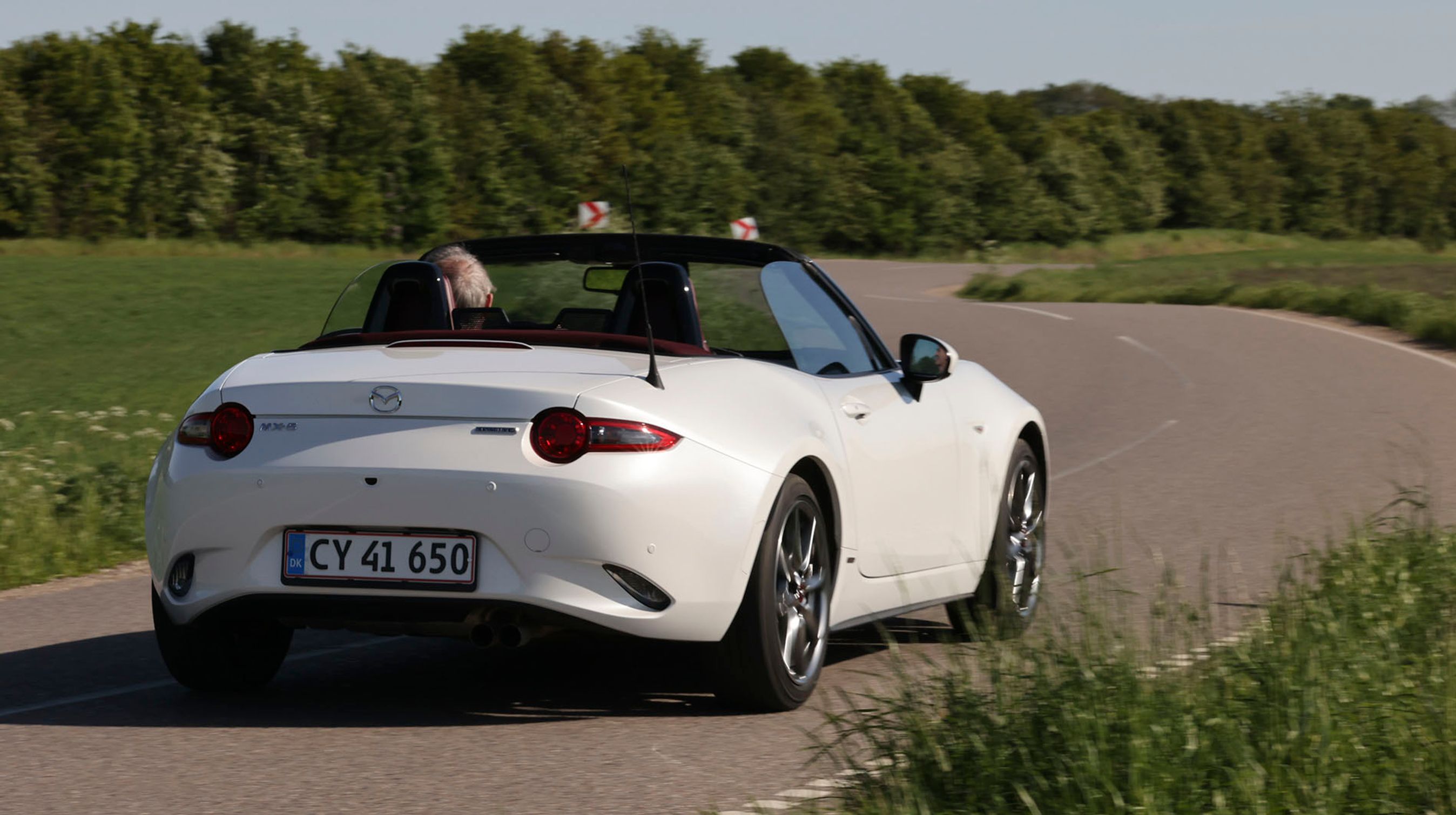 MX-5 er en roadster, altså en åben bil med plads til to personer. En form for moderne blanding af MG B og Lotus Elan.