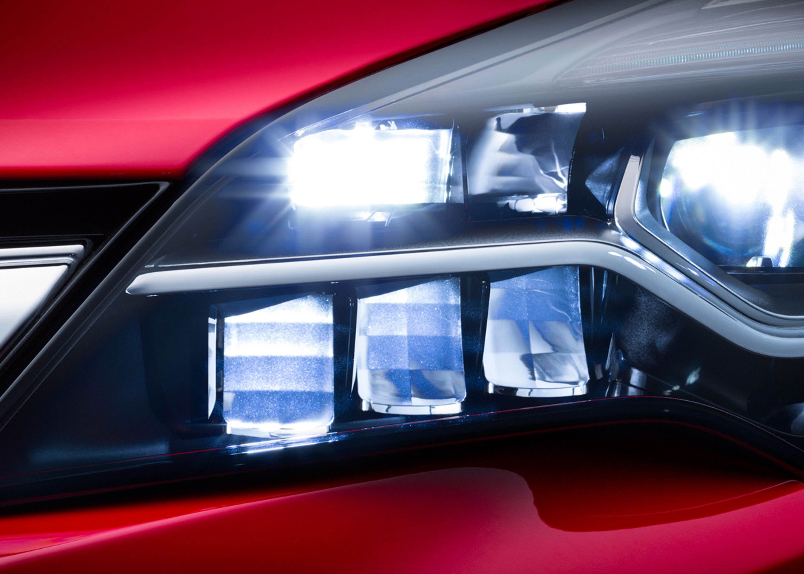 De nye LED-lygter kan blænde op og ned i små felter, så bilen i princippet kan køre med fjernlys altid, når det er mørkt.