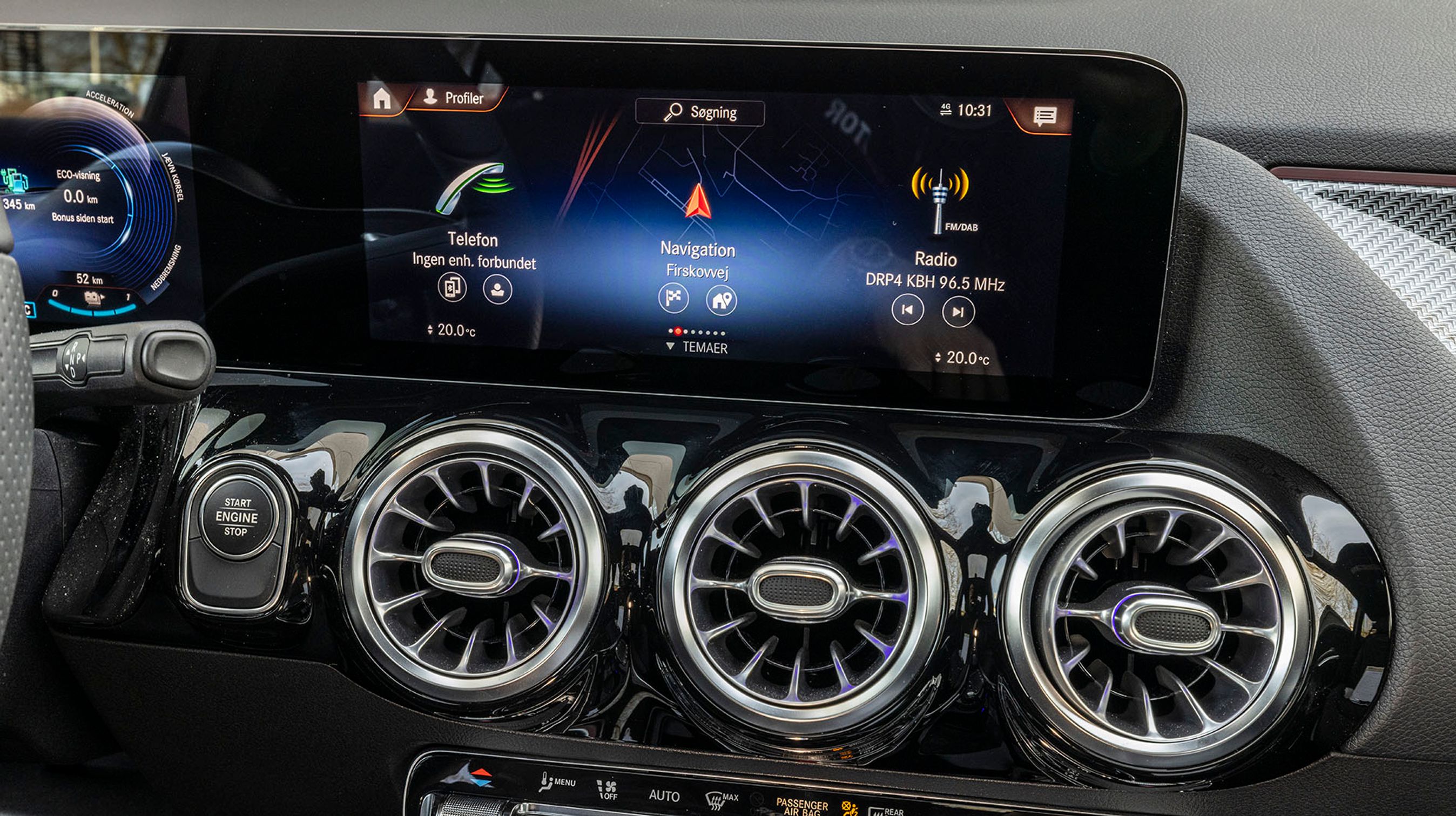 De to 10,25" skærme er monteret i forlængelse af hinanden. De har danske menuer og kan rummer mange funktioner, men er noget opmærksomhedskrævende under kørslen, hvis man vil ændre visningerne.