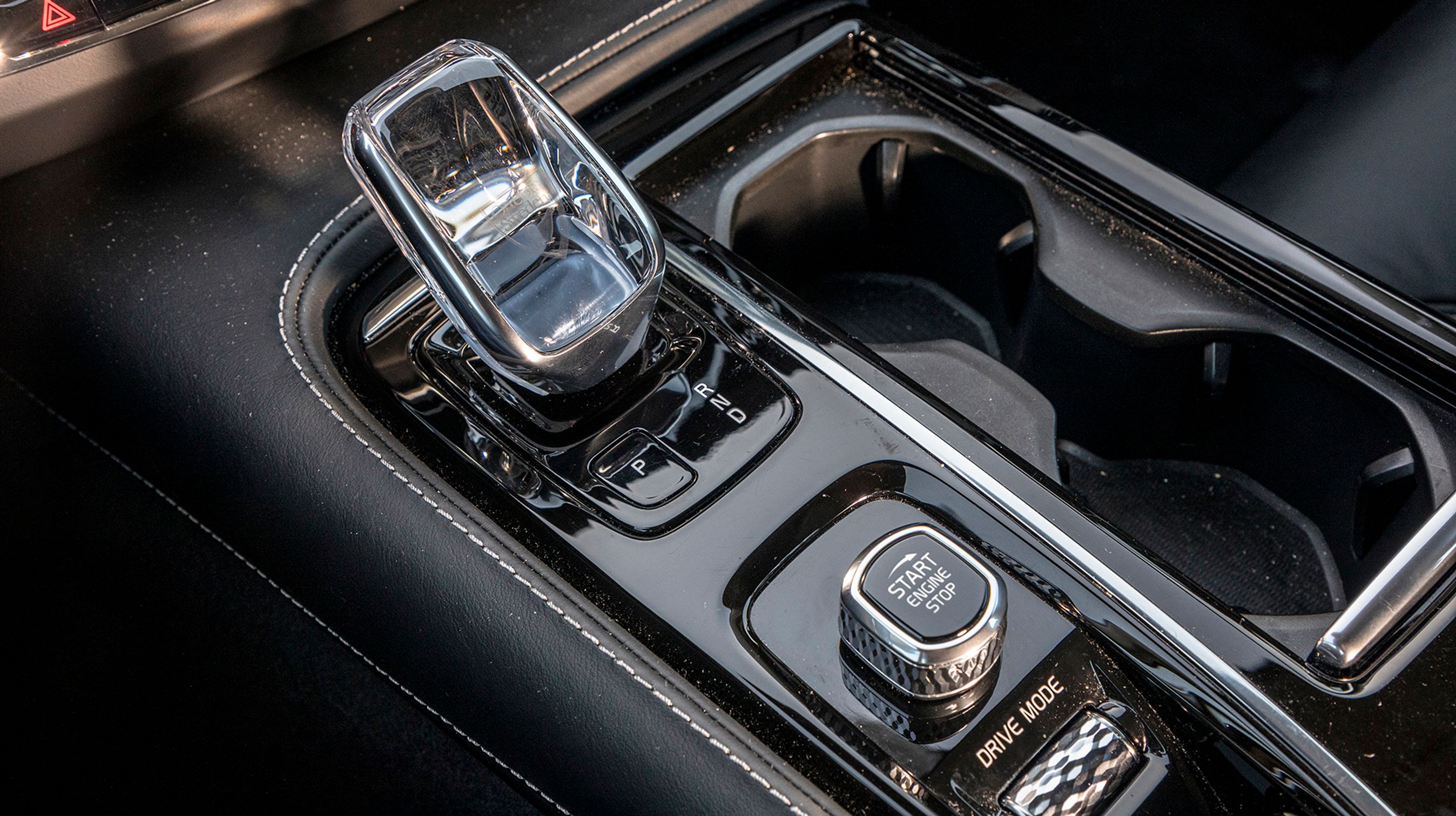 Gearvælgeren er flot udformet i glas fra Orrefors. Den er let at betjene, og springer selv i 'P', når motoren slukkes.