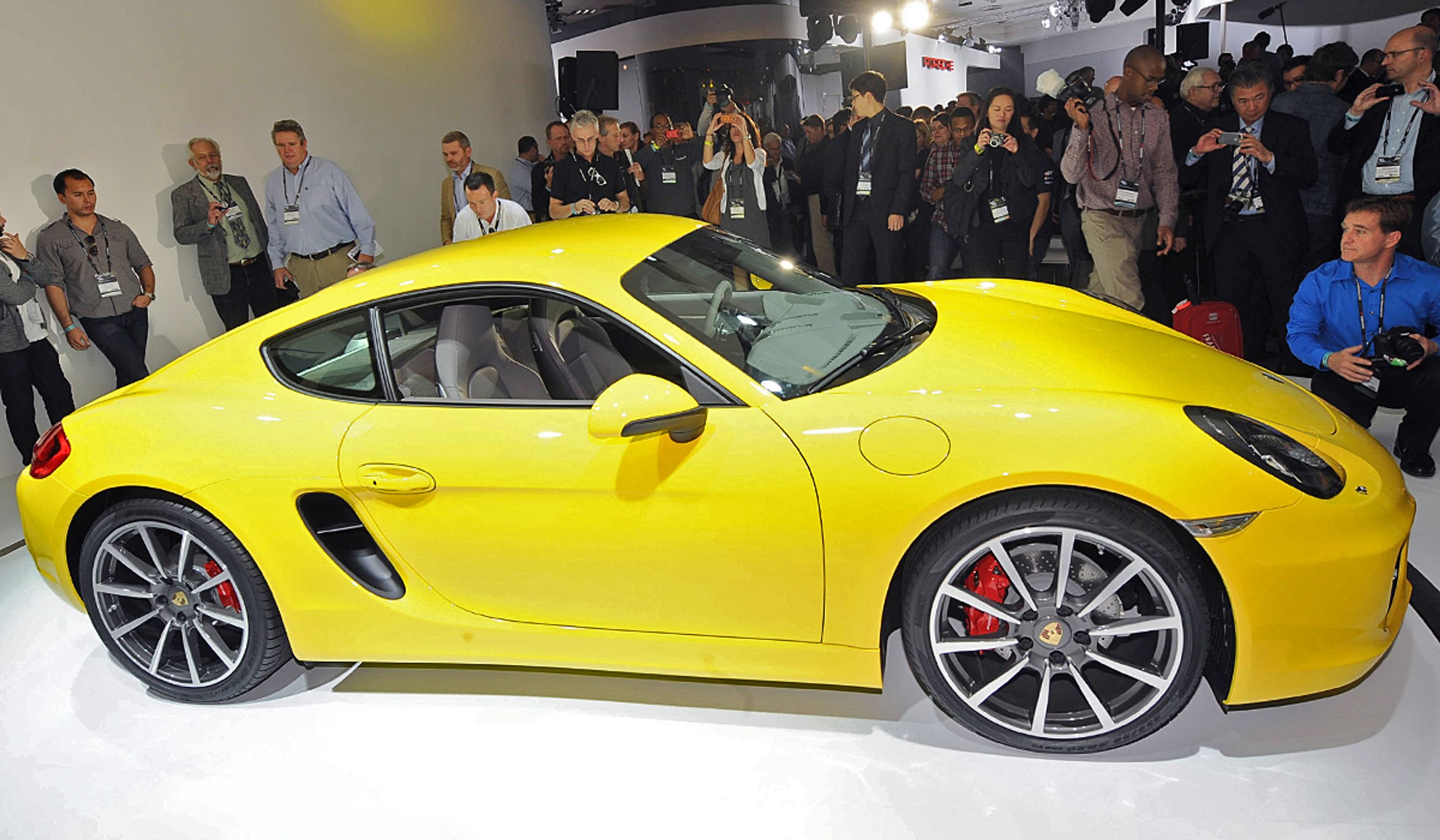 Caymans har en mere langstrakte silhuet end før. Karakteristisk er indbukningen i døren, der fører indsugningsluften direkte til motoren, og understreger dermed at det er en centermotorvogn.