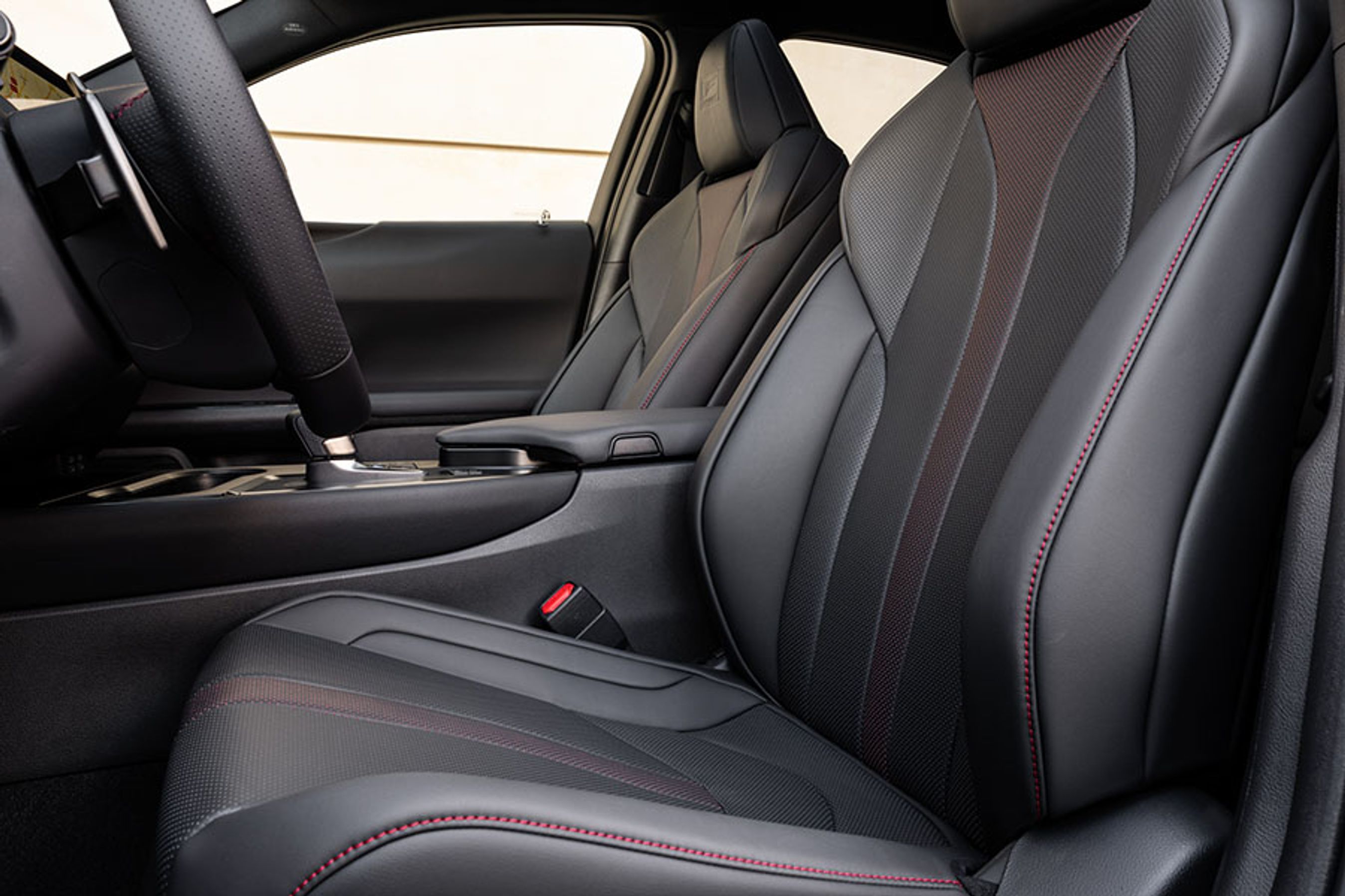 Forsæderne er altid elbetjente, men man skal op i topudgaven for at få ægte læder. Man sidder godt, men ikke helt så højt som i f.eks. den højere Lexus RX.