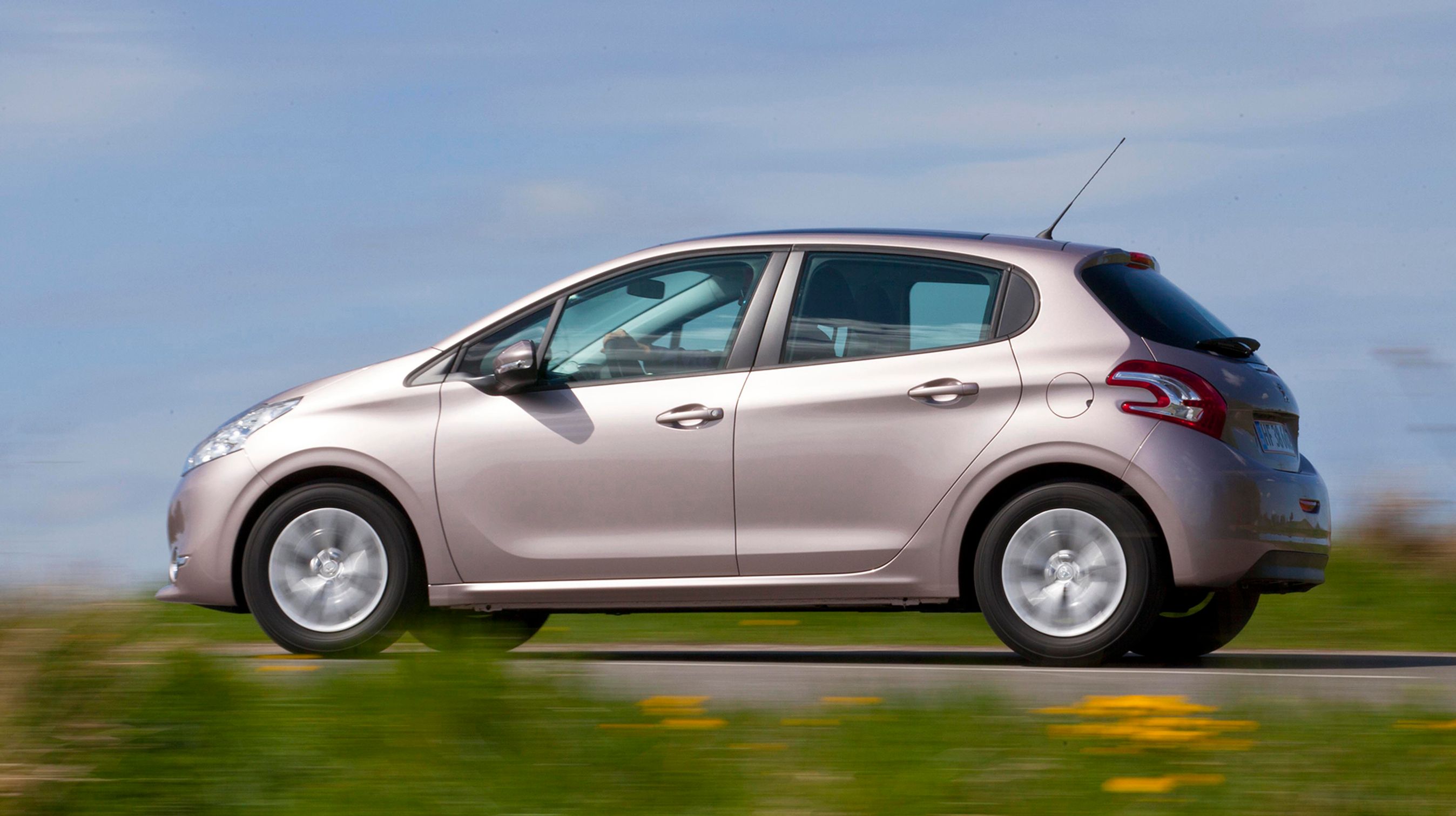 Designet af Peugeot 208 er moderne, men har alligevel elementer fra både 205, 206 og 207. Den nye 208 er kortere og lavere end 207, som den afløser helt. 206+ fortsætter endnu nogle måneder på markedet.