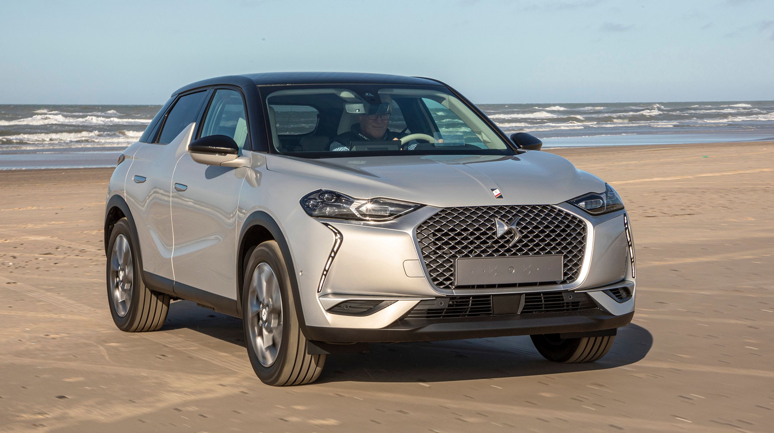 DS 3 Crossback E-tense er en elektrisk mini-SUV. Den ligner fuldkommen de øvrige DS3 udgaver, men har en elmotor, der trækker på forhjulene i stedet for de øvrige benzin- og dieseludgaver. Rækkevidden er 340 km.