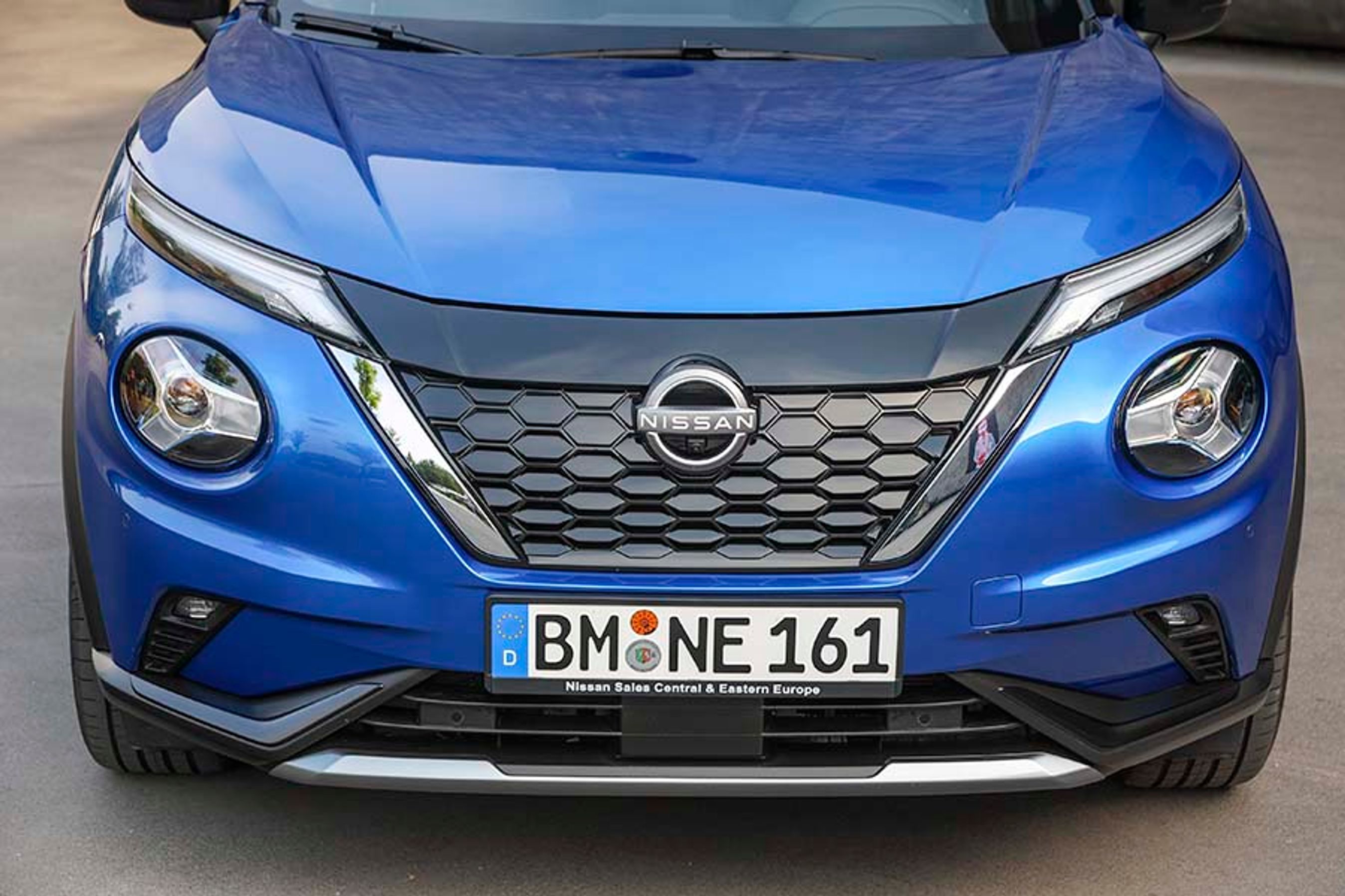 I forbindelse med introduktionen af hybrid-udgaven får fronten en lille fornyelse med en sort bjælke over køleren, der nu er af den type, hvor lameller kan åbne og lukke for luften alt efter behovet for køling.