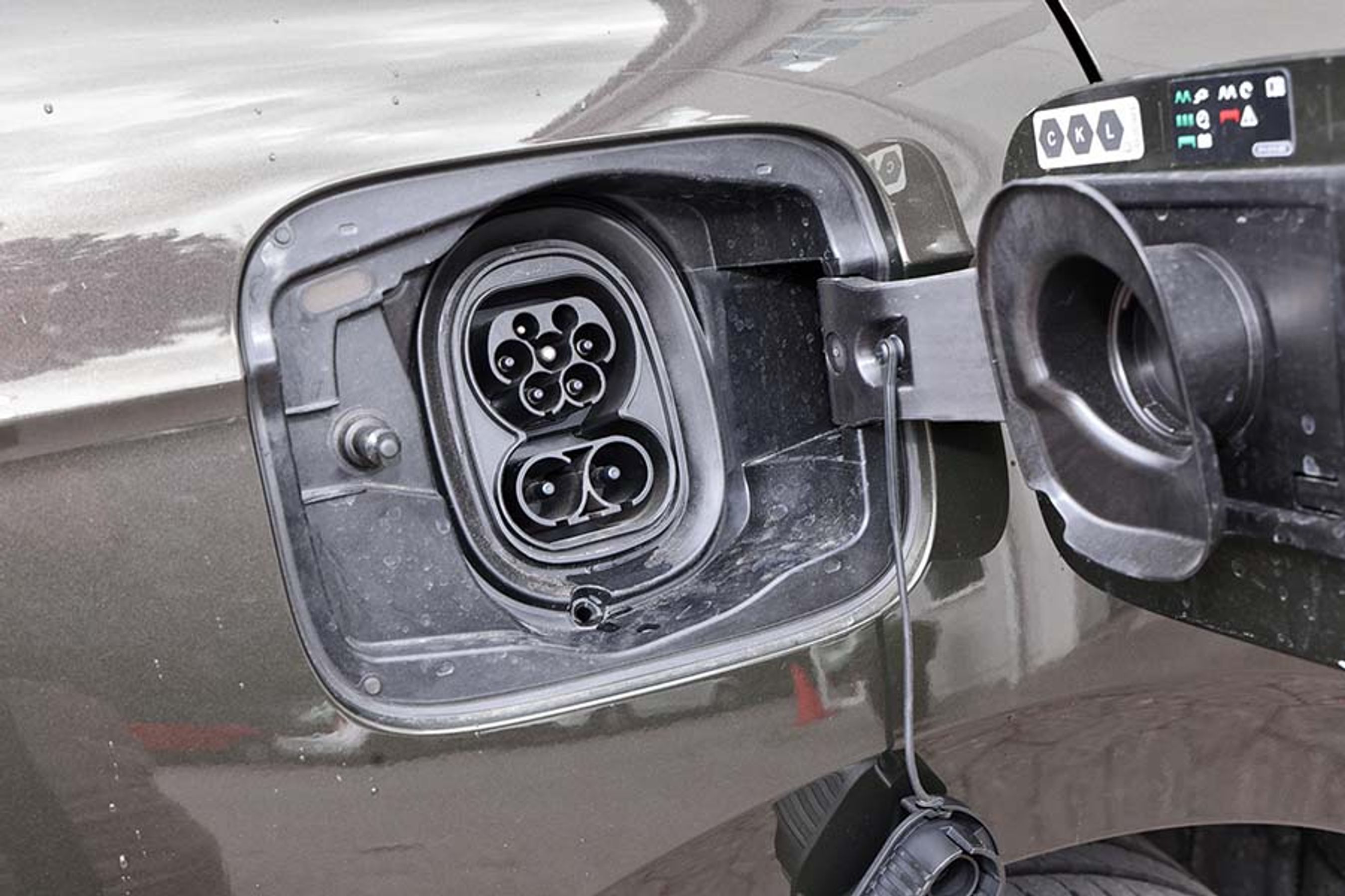 Ladestikket er placeret ved venstre baghjul. Det er flot konstrueret med indbygget tætning, så man hjemme slipper for at fjerne en gummiprop, og en ladelampe giver information om ladeprocessen. Vi savner en oplåsningsknap, så man kan frigøre ladekablet fra stikket.