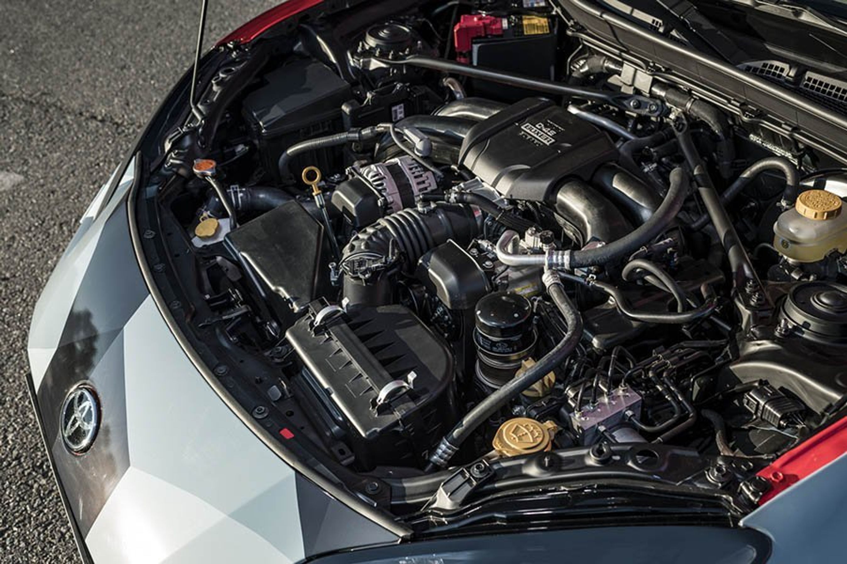 Motoren er vokset fra 2.0 til 2.4-liter, det betyder at der nu er 234 hk samtidig med at bundtrækket er blevet mere bombastisk. 