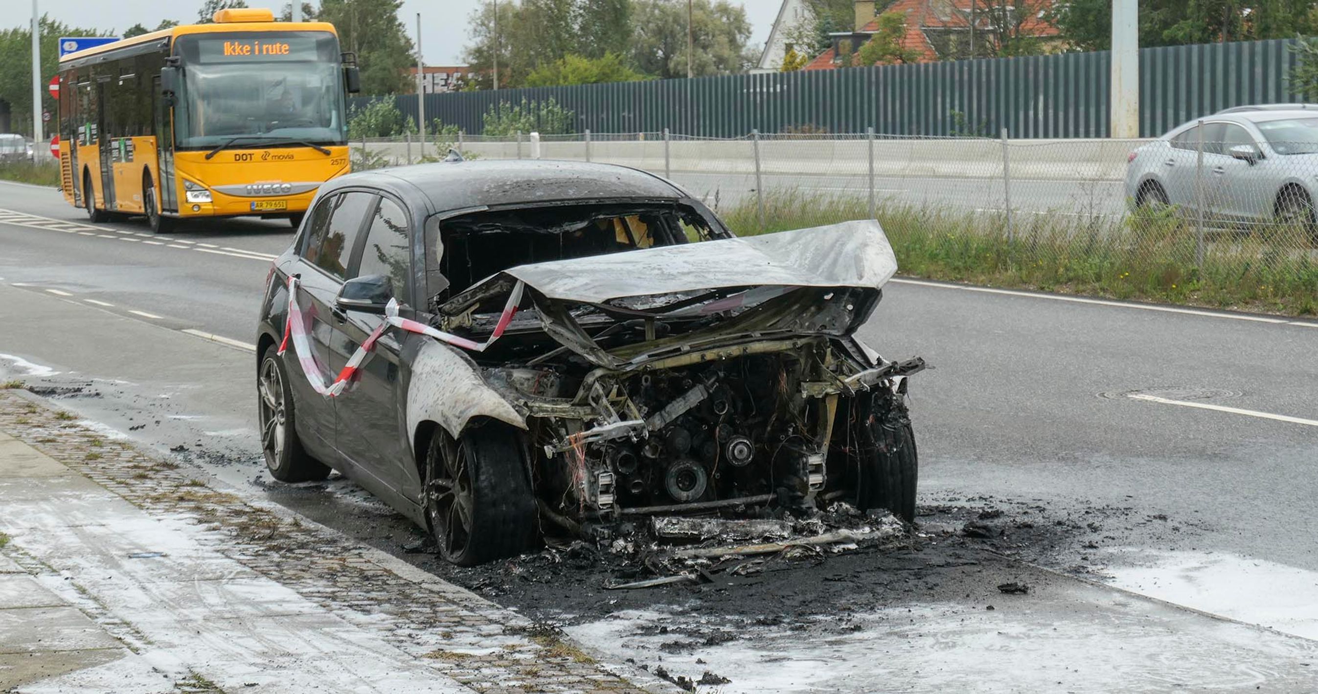 BMW står udbrændt ved motorvej