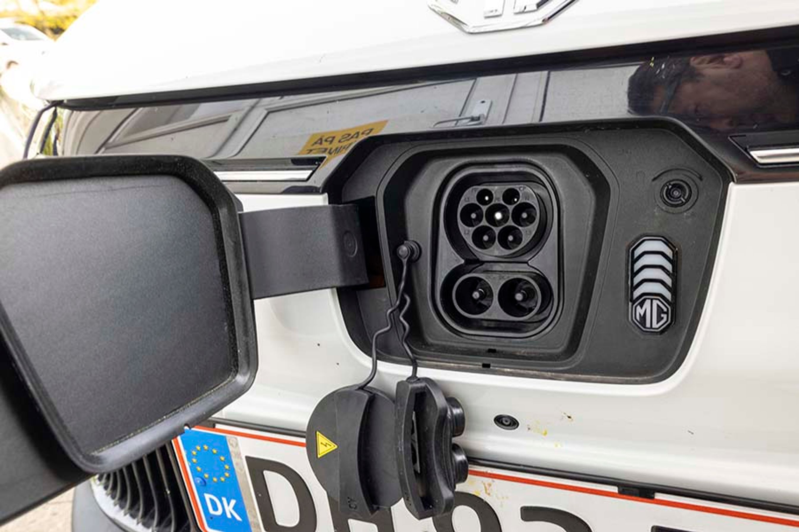 Ladestikket er placeret i fronten. MG-dioderne til højre viser ladestatus, men vi savner en egentlig knap til udløsning af ladestikket. Her skal man til tider ind i menuen i bilen for at udløse stikket.