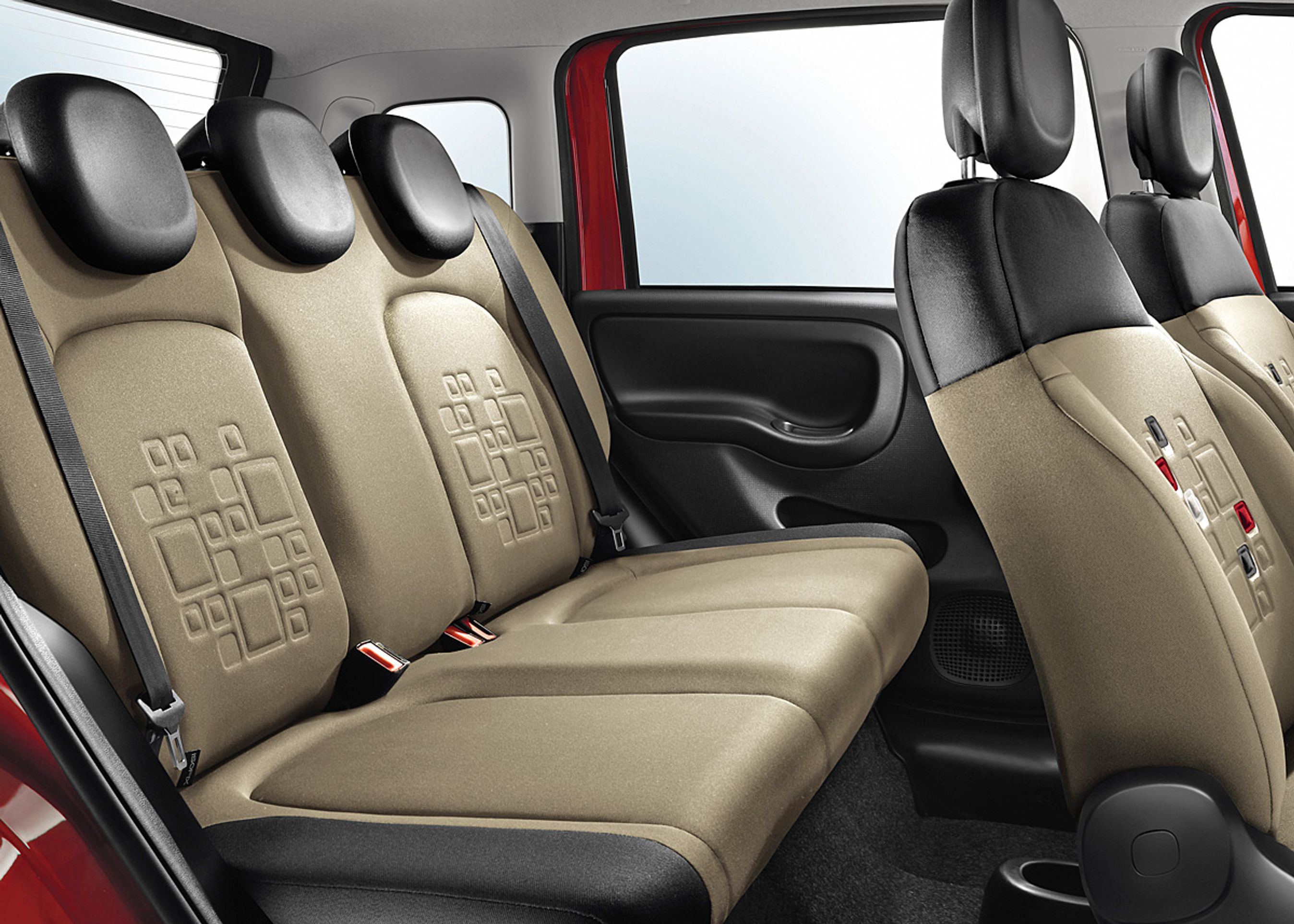 Panda er blevet en anelse større mest i bredden, hvilket er mærkbart for store personer. Der er plads til fem personer i de fleste udgaver.