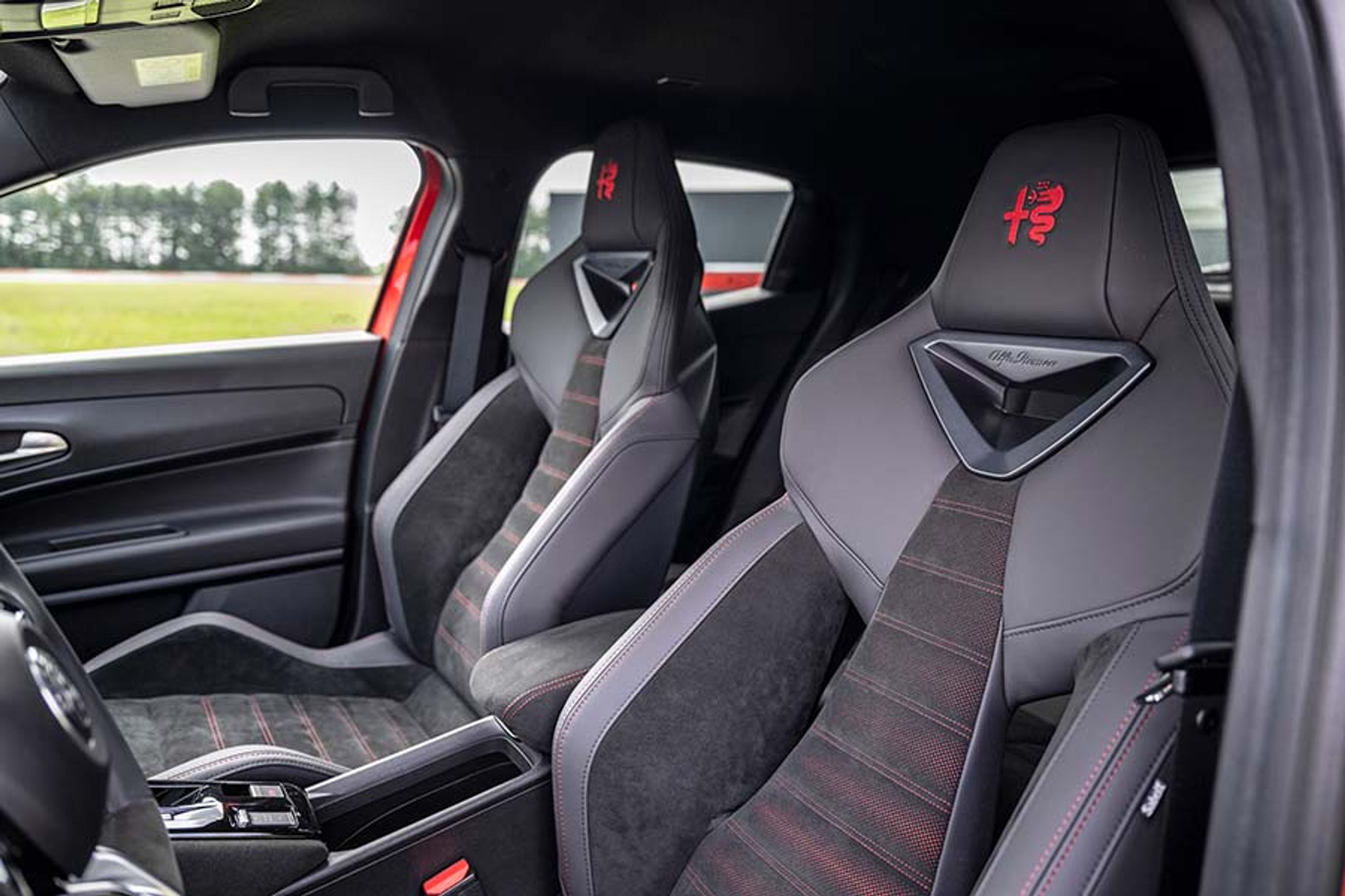 I Veloce-udgaven, som er den udgave, der leverer 280 hk, kan sæderne leveres i særlige sports-udgaver med integrerede hovedstøtter og logo i toppen. De er samtidigt elbetjente.