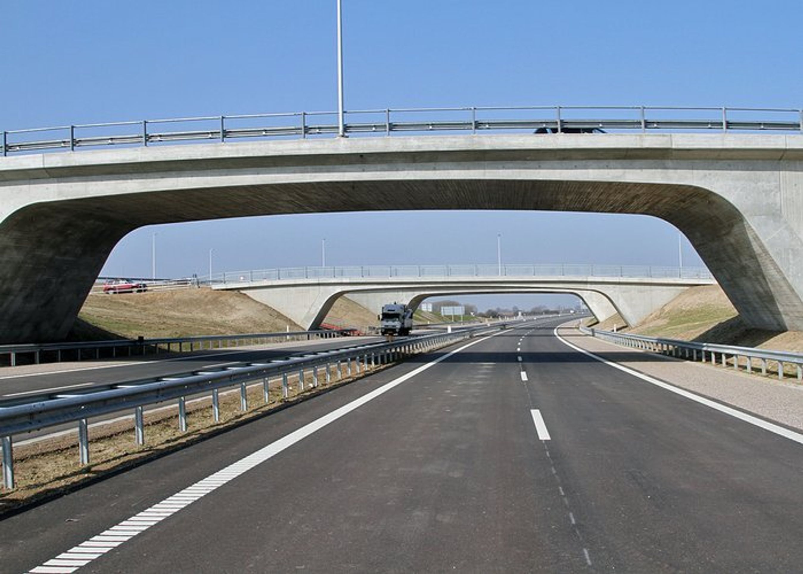 Broer uden midtersøjle karakteriserer den nye motorvej.
