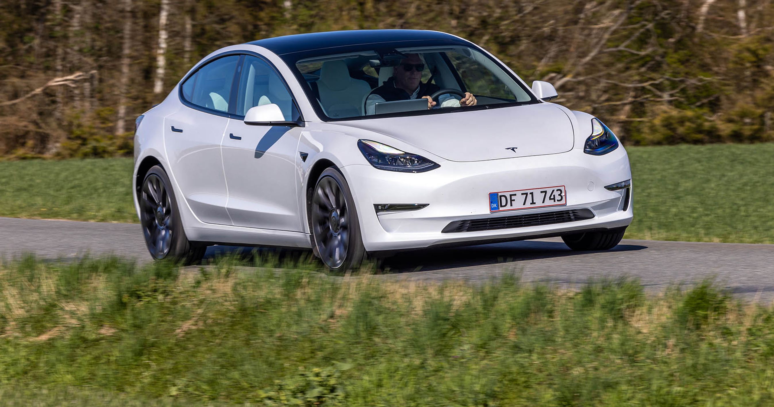 Det er svært at se forskel på de tre udgaver af Tesla Model 3: Standard, Long Range og Performance (som ses på billedet). 