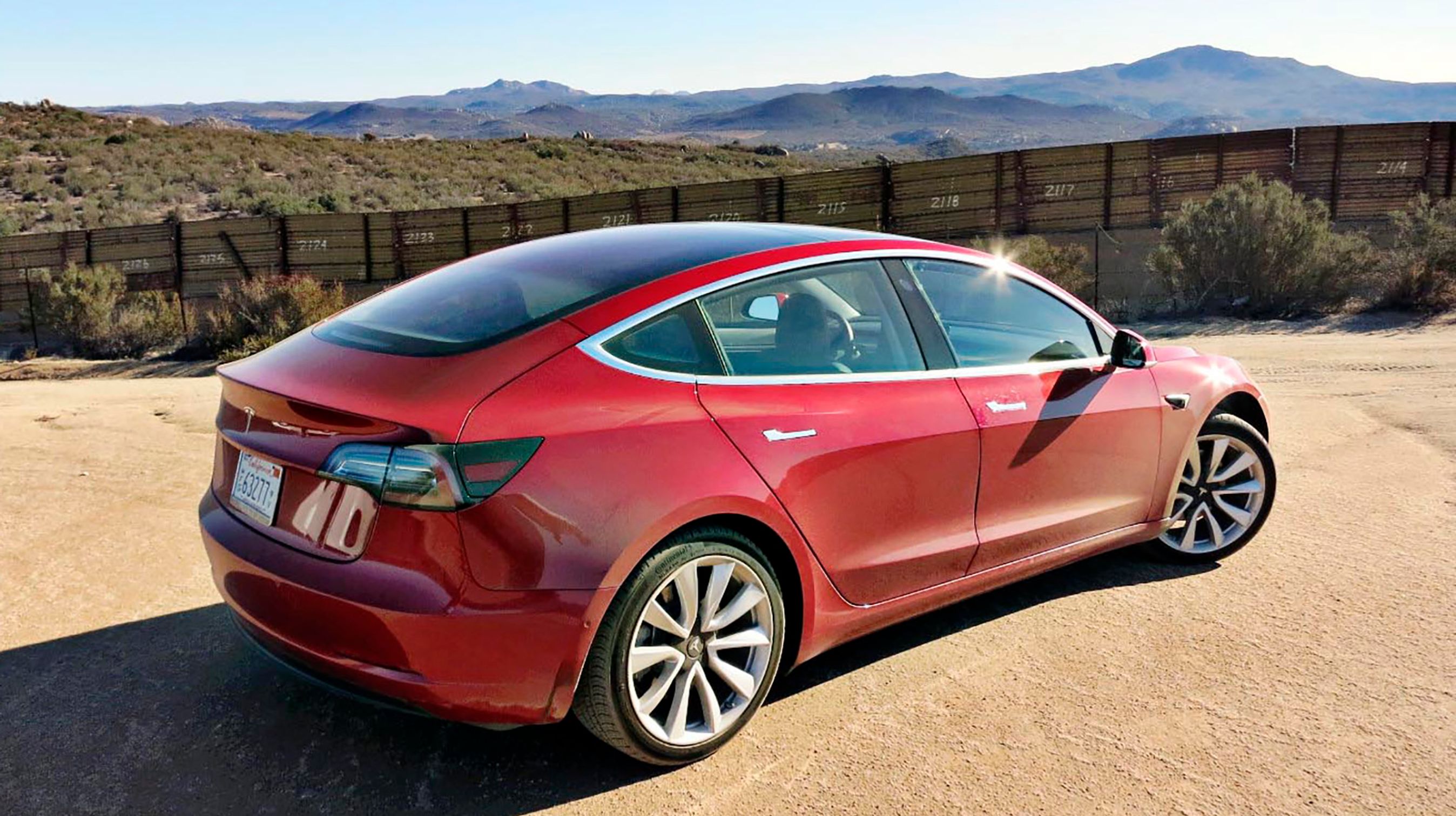 Tesla Model 3 er en firedørs sedan med coupé-lignende linjer. Den ligner langt hen ad vejen den store Model S, men er ca. 30 cm kortere.