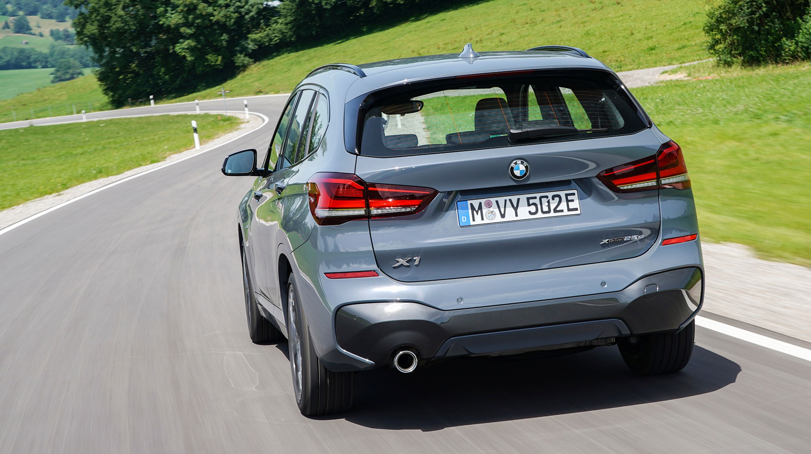 Selvom der er tale om en plugin-hybrid, har BMW X1 stadig et stort udstødningsrør, der vidner om, at fabrikken endnu ikke helt har opgivet benzinmotoren.