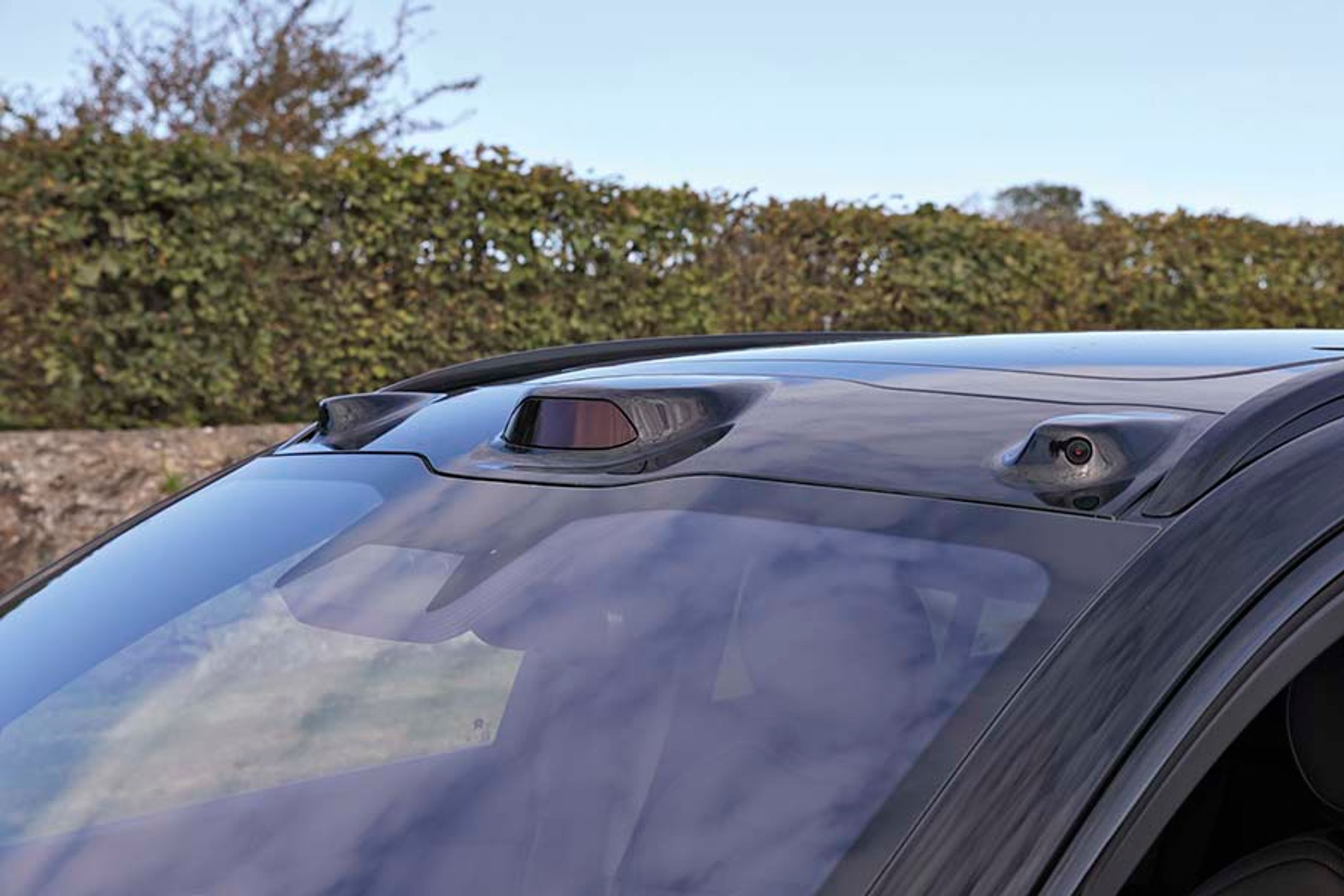 Nio EL6 har i alt 33 sensorer, heriblandt to kameraer og en radar (LiDAR) på taget over forruden. I alt er der 11 udvendige kameraer, 1 LiDar og fem radarer, der holder øje med trafikken rundt om bilen. Derudover er der 12 ultralyds sensorer, der bl.a. hjælper, når bilen skal parkeres.