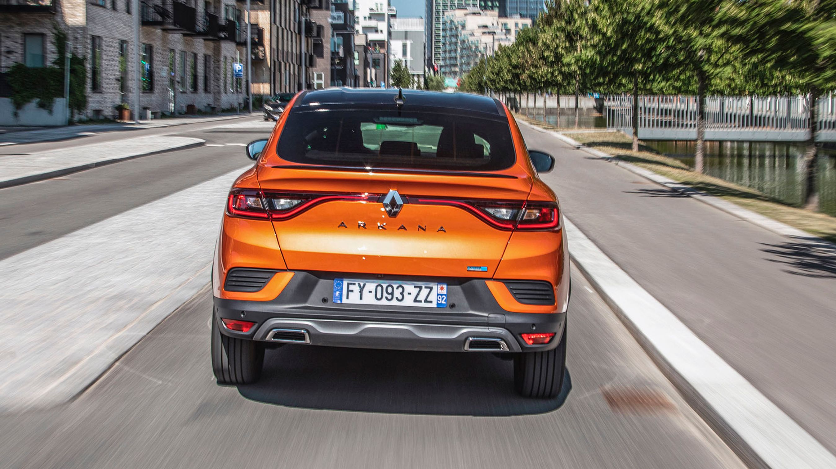 Bagenden har fået det tydelige Renault-præg med baglygter, der løber sammen hen over bilens bredde og med navneskiltet skrevet i store bogstaver under set store Renault-logo.