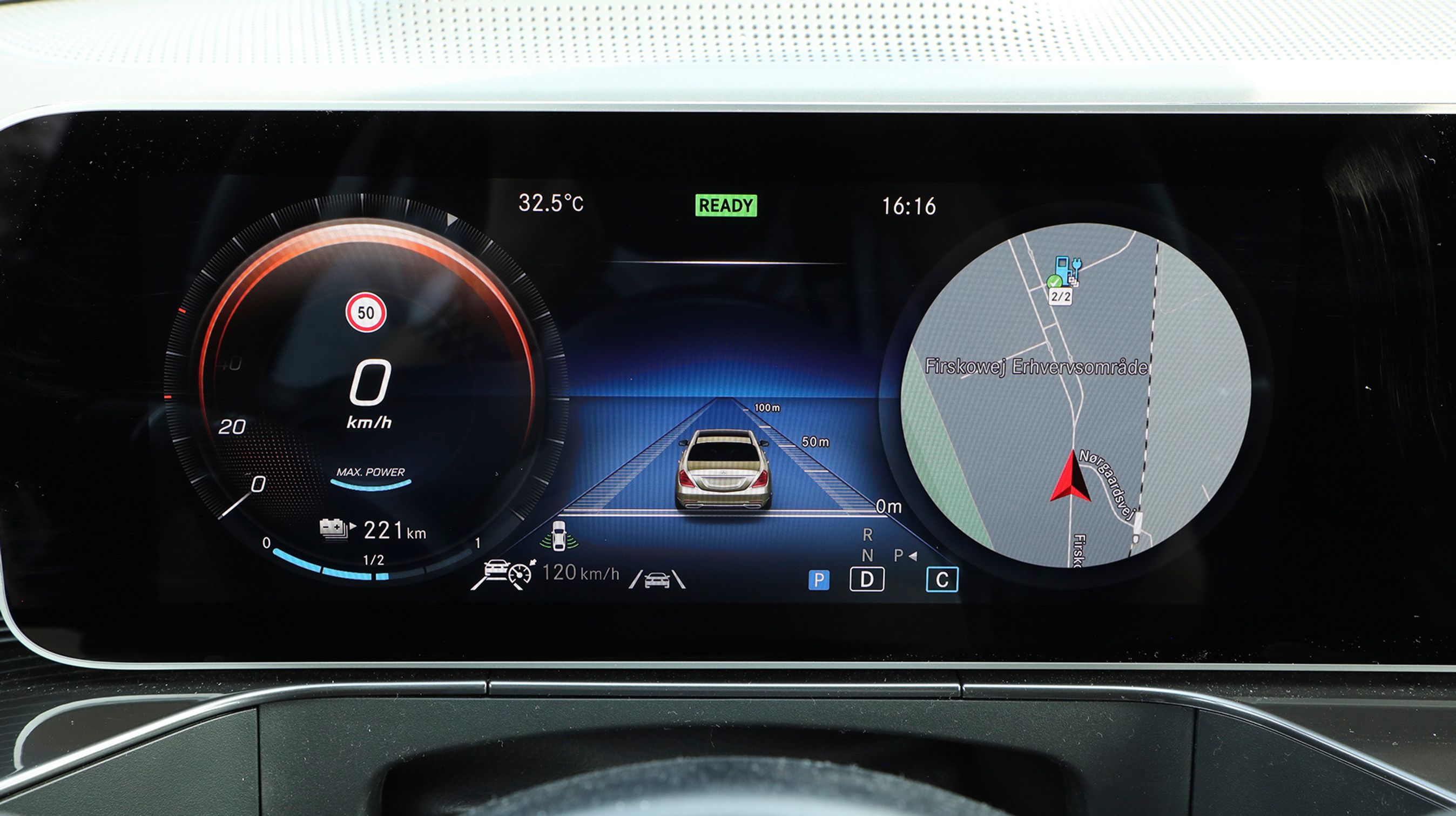 Instrumenthuset er en stor digital skærm, der kan indstilles i flere temaer.
