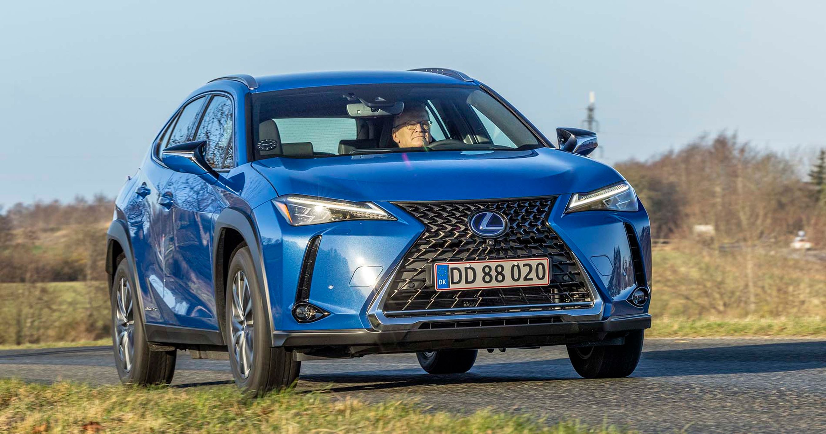 Lexus UX 300e set forfra