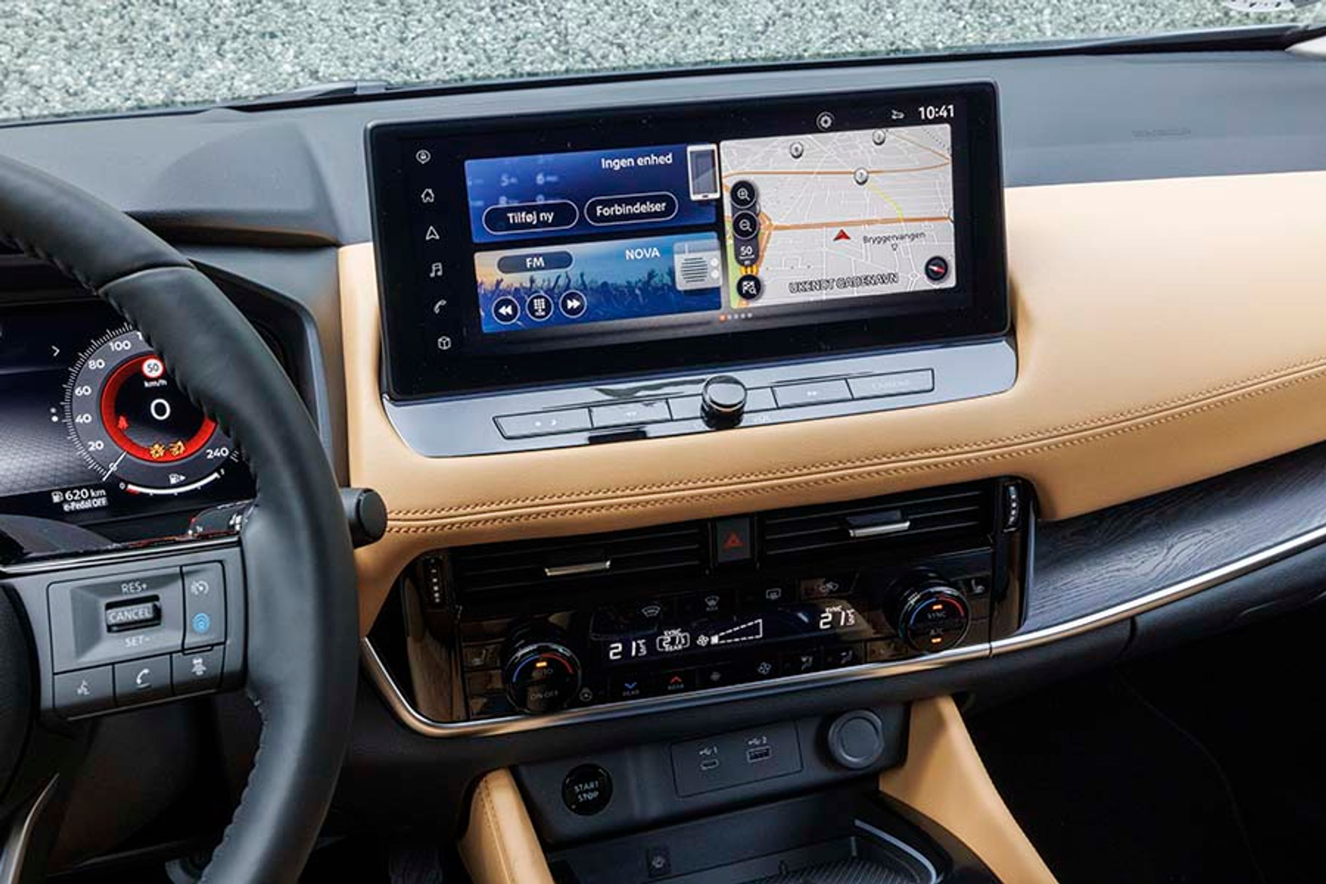 Skærmen i midten er skarp, og alle menuer er på dansk. Der er bl.a. trådløs Apple CarPlay. Fra knapperne til højre på rattet styres den adaptive fartpilot, Nissan kalder Propilot.