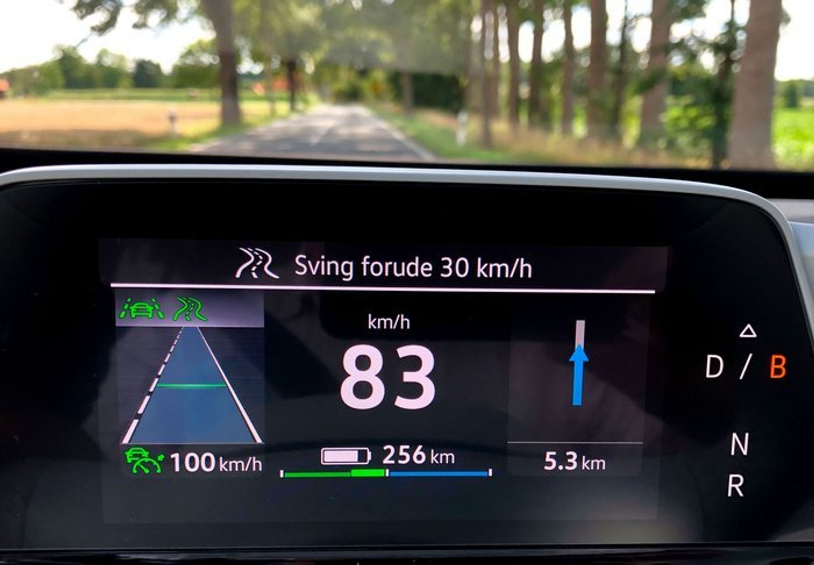 Ved hjælp af navigationssystemet er ID.3 forudseende og anbefaler lavere fart før sving, lavere fartgrænser m.m.