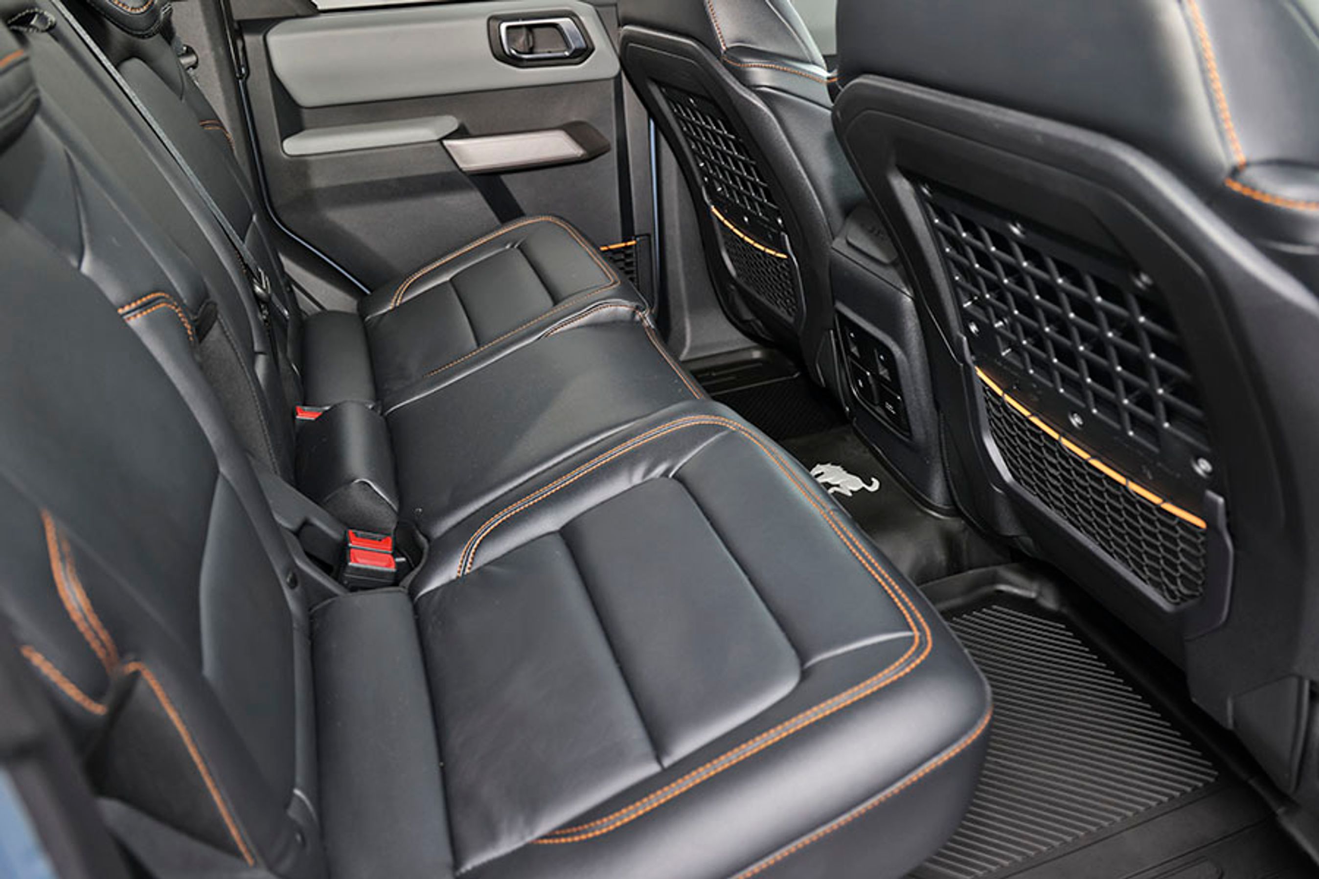 Bilens størrelse taget i betragtning er pladsen ved bagsædet ikke imponerende. Men der er plads til tre personer.