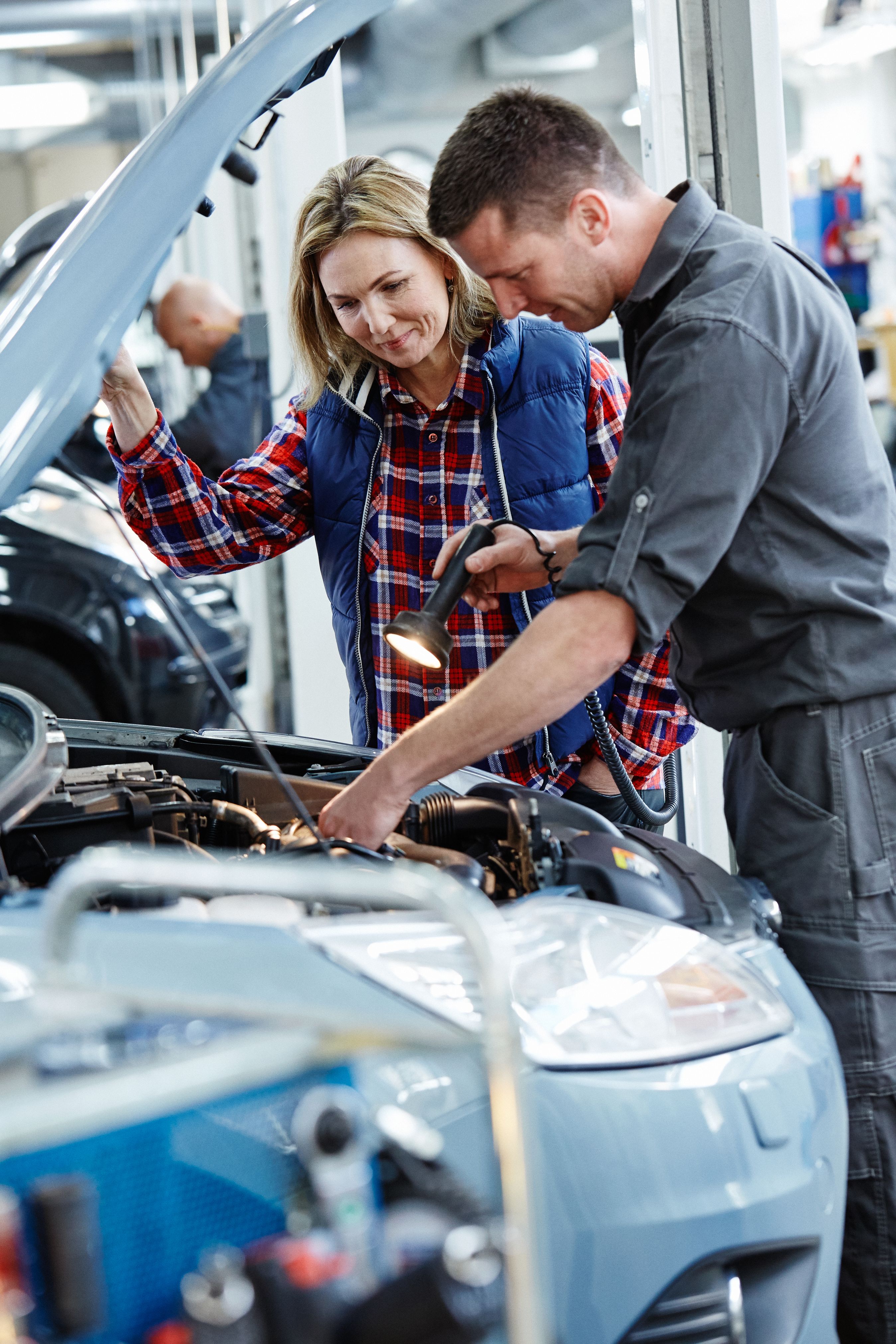 Testassistent gennemgår bil med kvindelig kunde