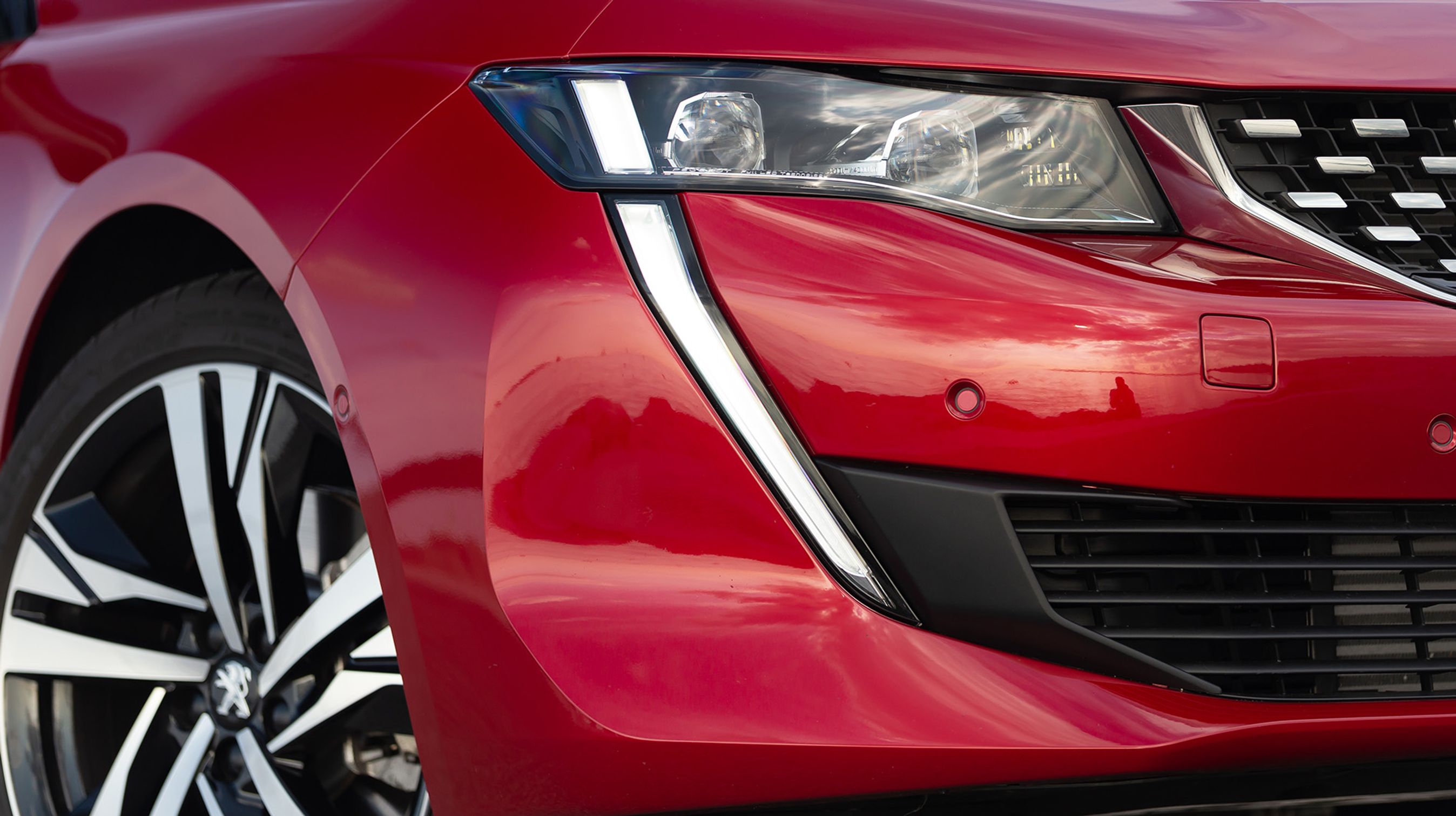 Alle udgaver af Peugeot 508 har LED for- og baglygter. De bageste er altid tændt, mens de forreste er slukket i dagtimerne, hvor de store lodrette LED-kørelys giver bilen en skarp profil.