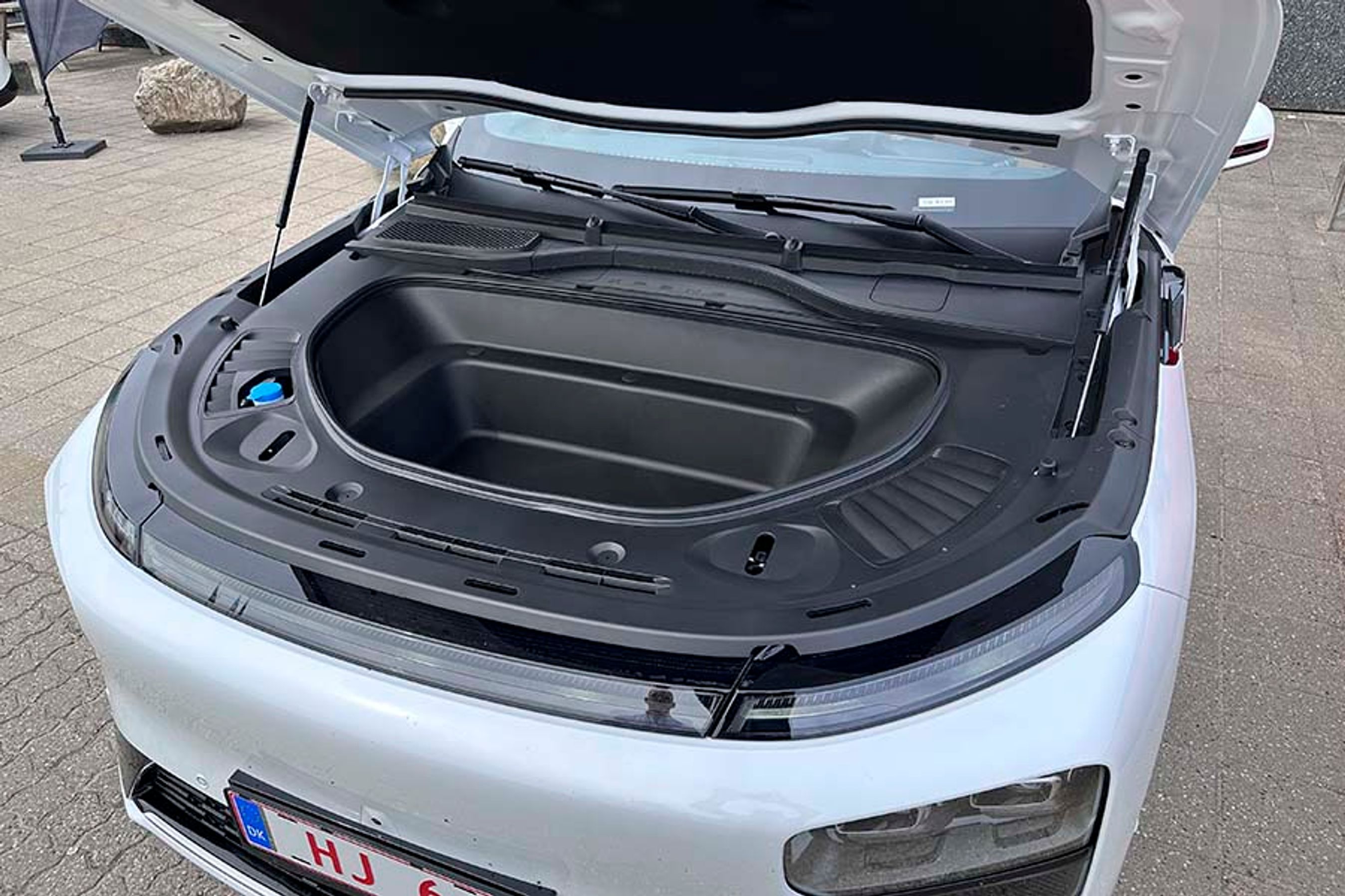 Under frontklappen er der adgang til en frunk – et ekstra bagagerum – på 71 liter.