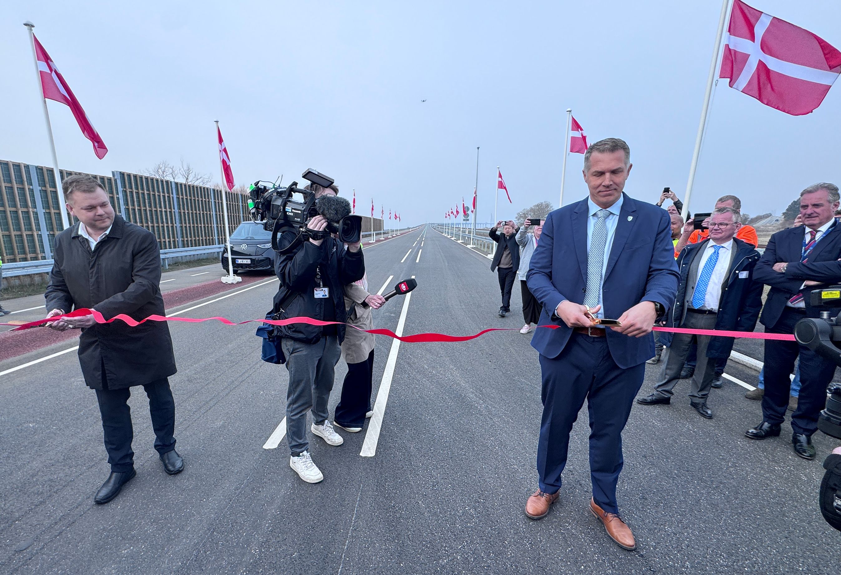 To mænd klipper rød snor.