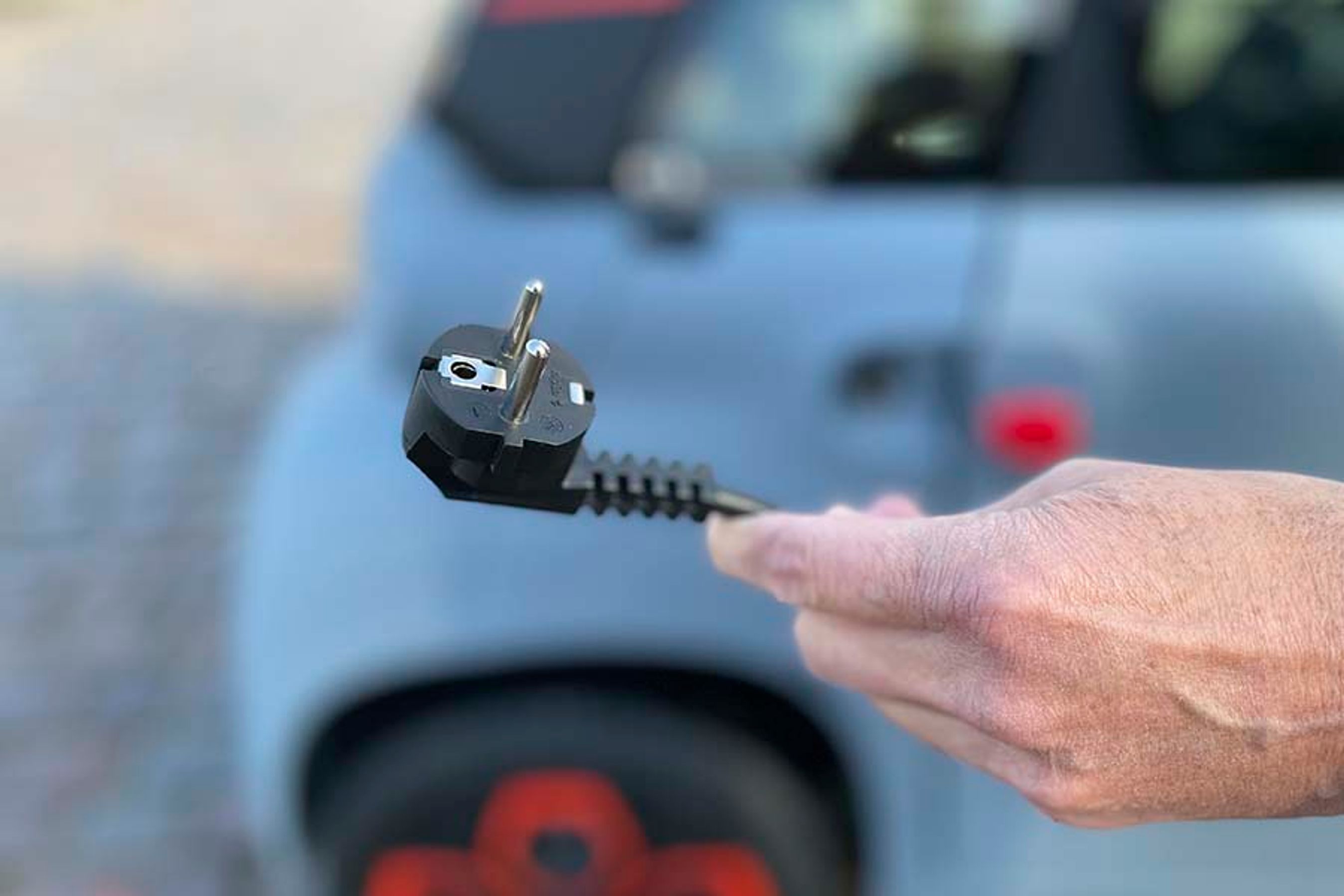 Ladningen sker via et almindeligt husholdningsstik. En adapter medfølger, så Ami kan lades ved byens ladestandere.