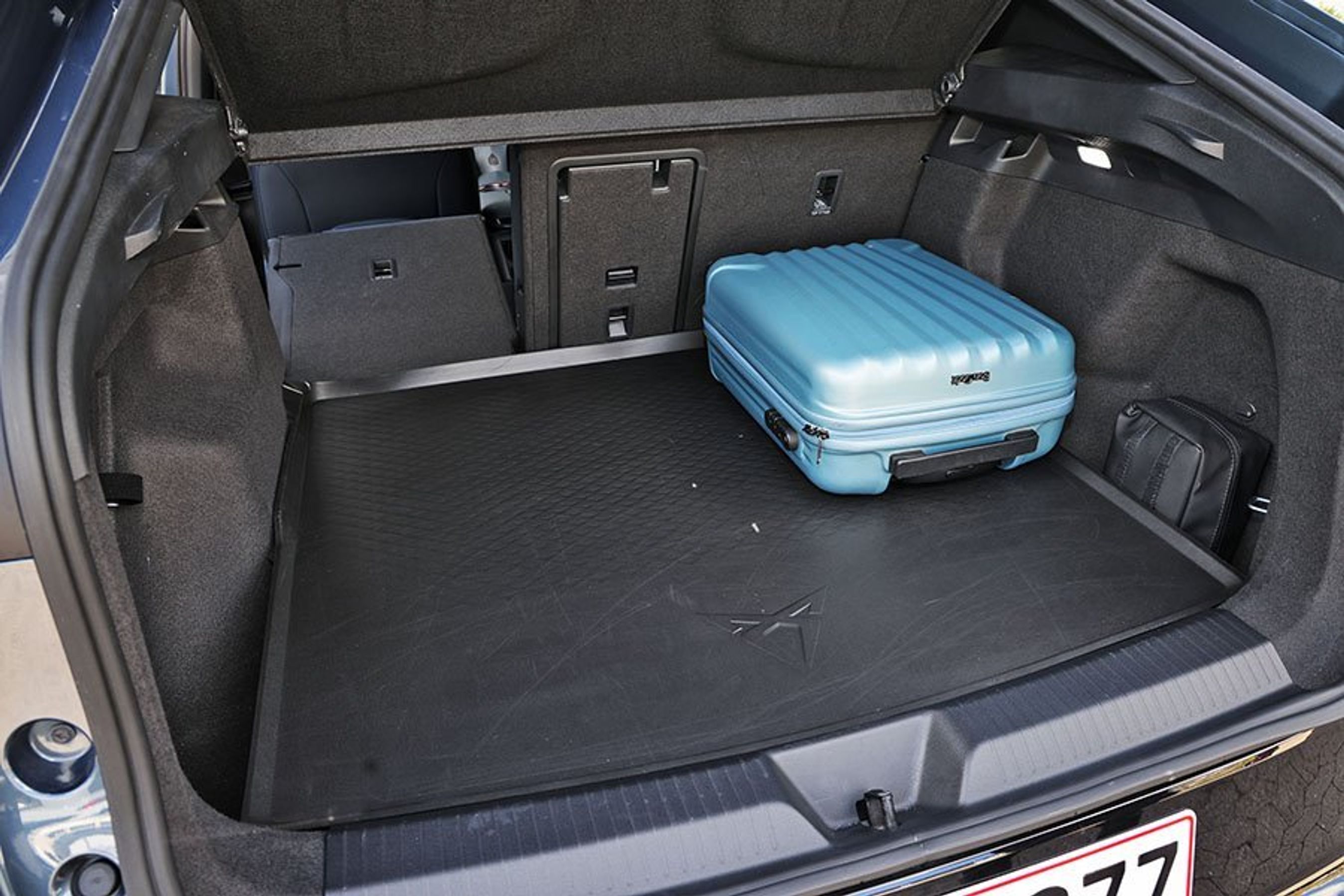Bagagerum med blå kuffert i en Cupra Tavascan