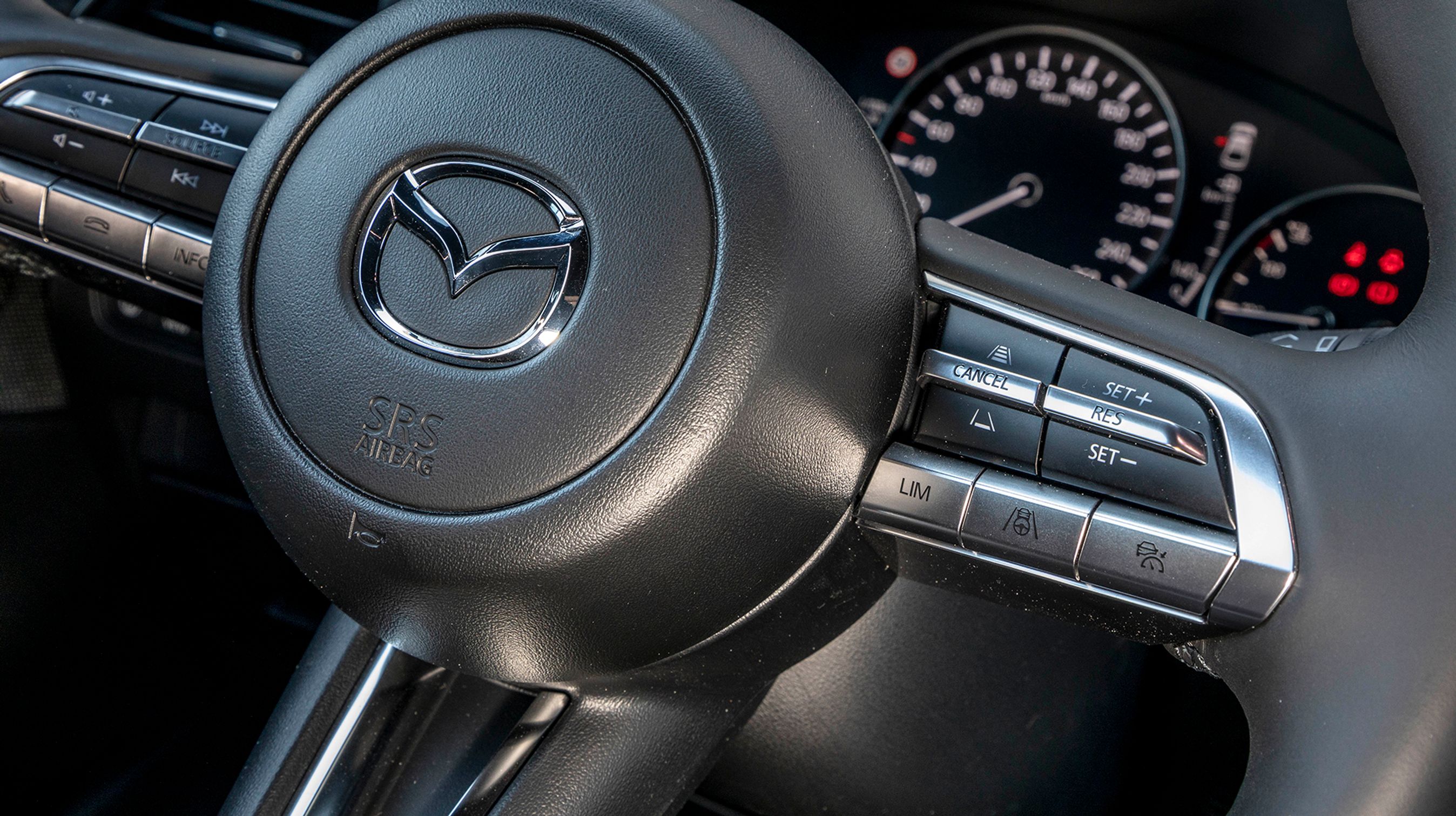 Rattet er lækkert og herfra styres en stor del af bilens funktioner, bl.a. den adaptive fartpilot, der er standard.