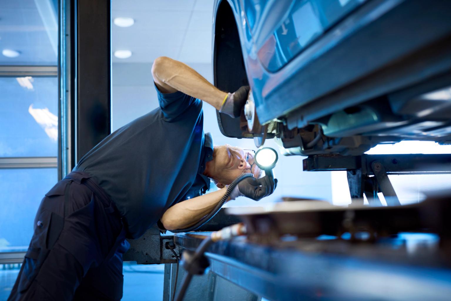 Testassistent udfører bilsyn og biltest på blå bil