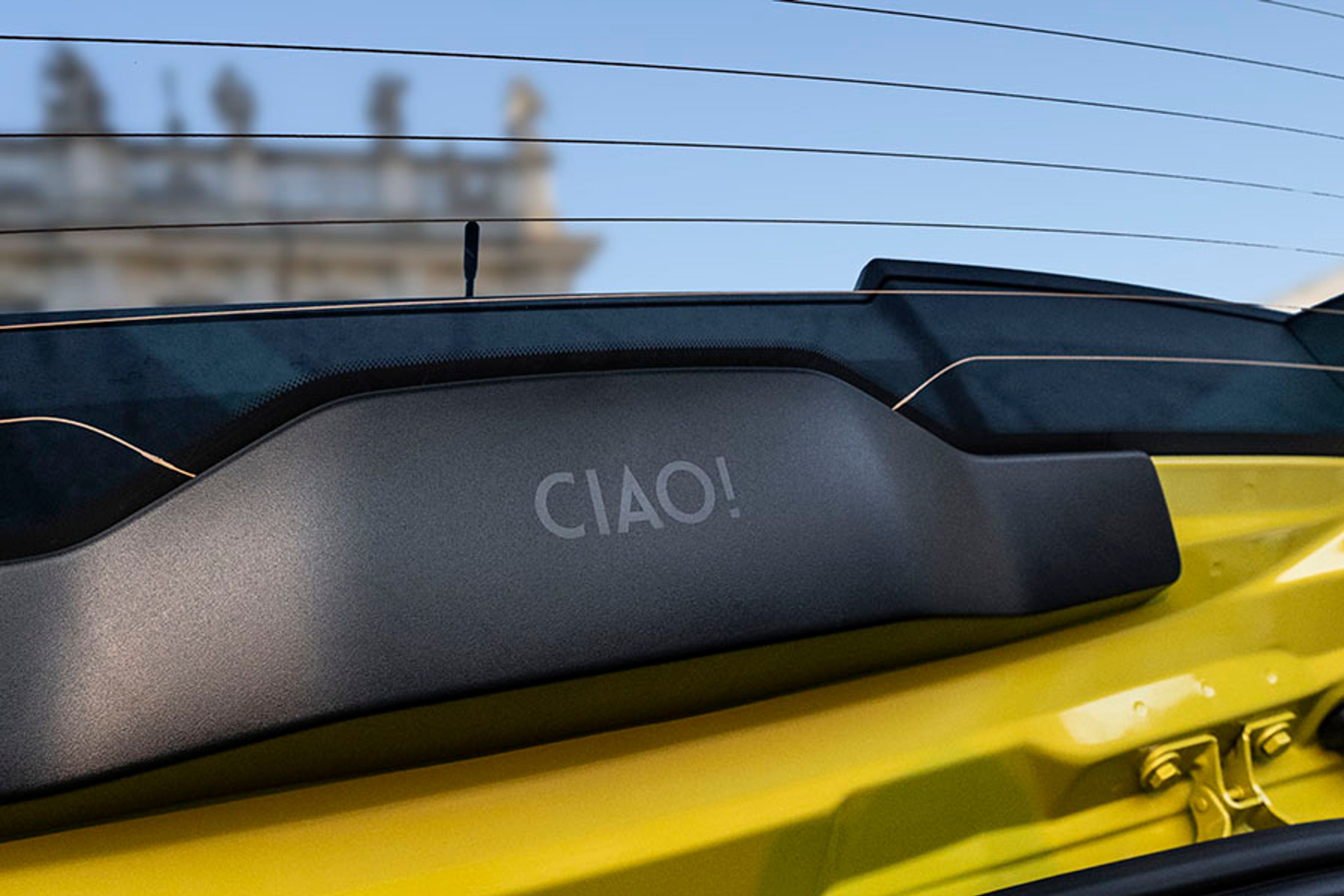 På indersiden af bagklappen står der CIAO (farvel), og det ser man, hver gang man lukker bagklappen. Det er bare ét eksempel på, at bilen er fyldt med hyggelige henvisninger til Italien, Fiat og den oprindelige Panda.