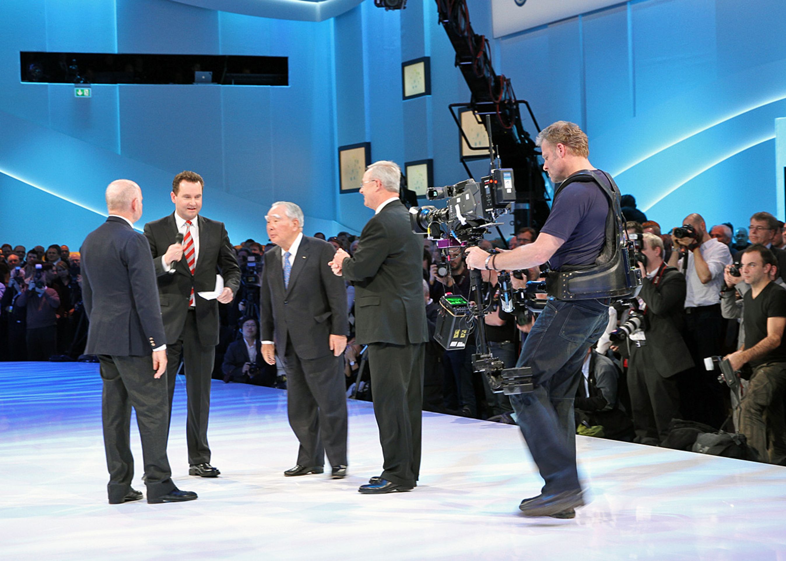 Topchef Osamu Suzuki var hædersgæst ved Volkswagens Genève-fest i 2010. Nu er der kold luft mellem Suzuki og Volkswagen.