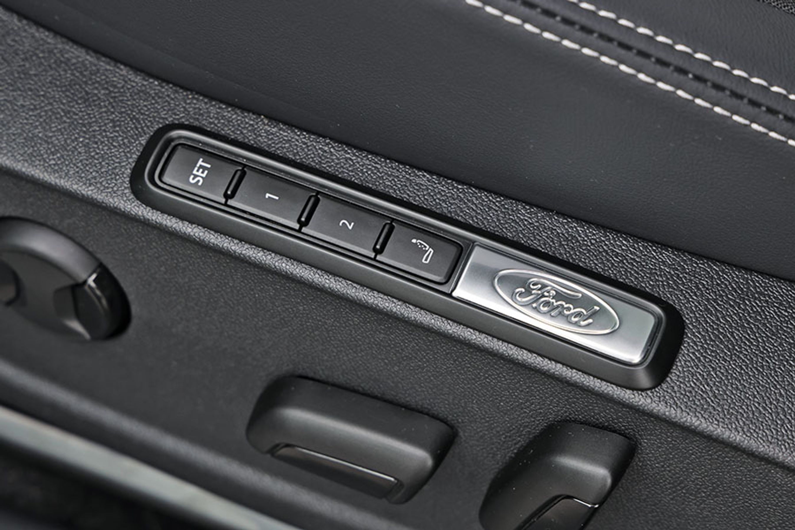 I denne testbil var der monteret AGR-forsæder med 18-vejs delvist eljusterbare funktioner. Der er memory på sædejusteringen. Merprisen for denne pakke er beskedne 3.500 kr.