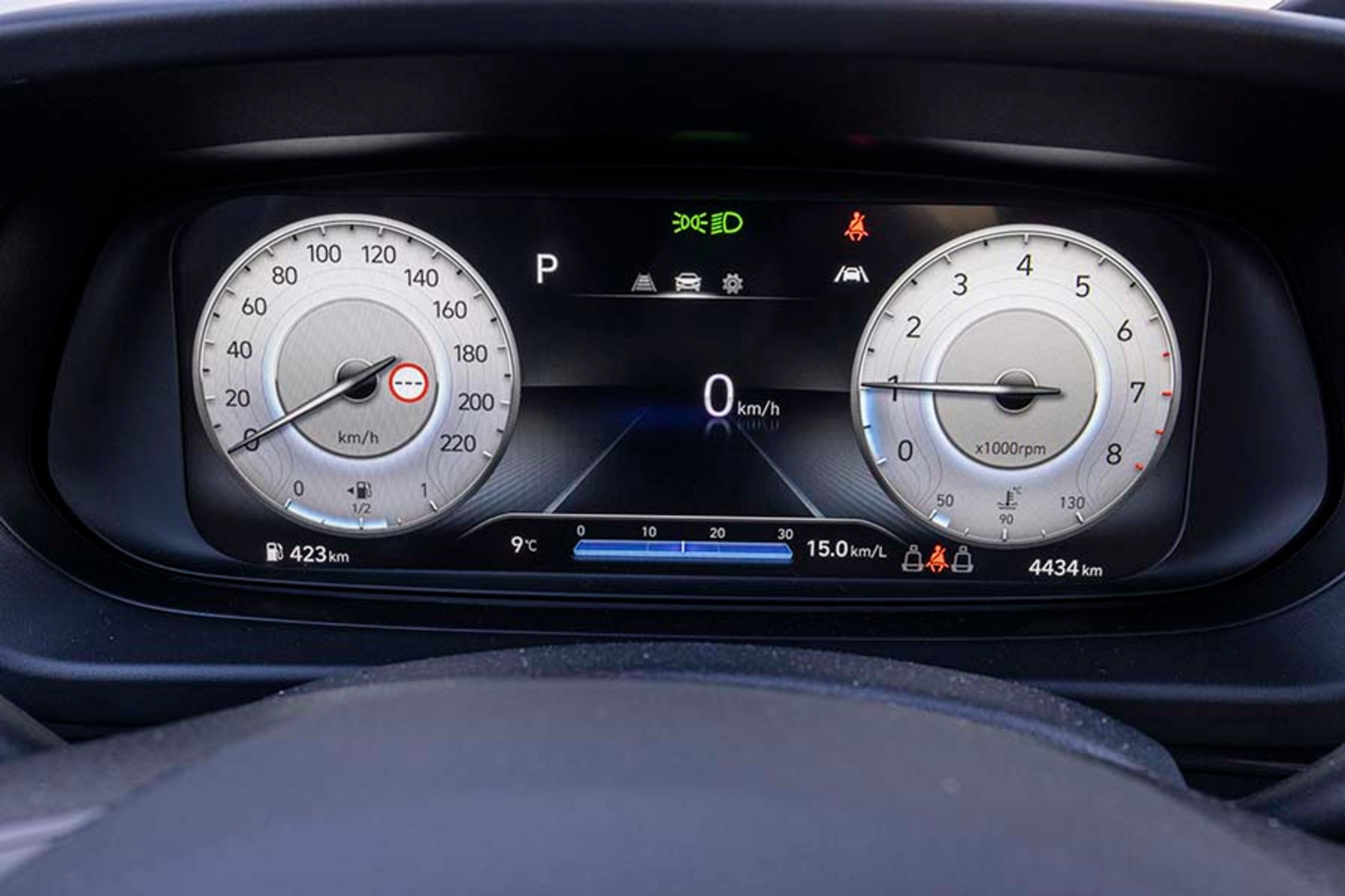 Det digitale instrumenthus kan skifte mellem flere layouts, og man kan lade grafikken følge indstillingen af køreprogrammet (Eco/Normal/Sport). Det giver tydelige og letaflæselige skærmbilleder.