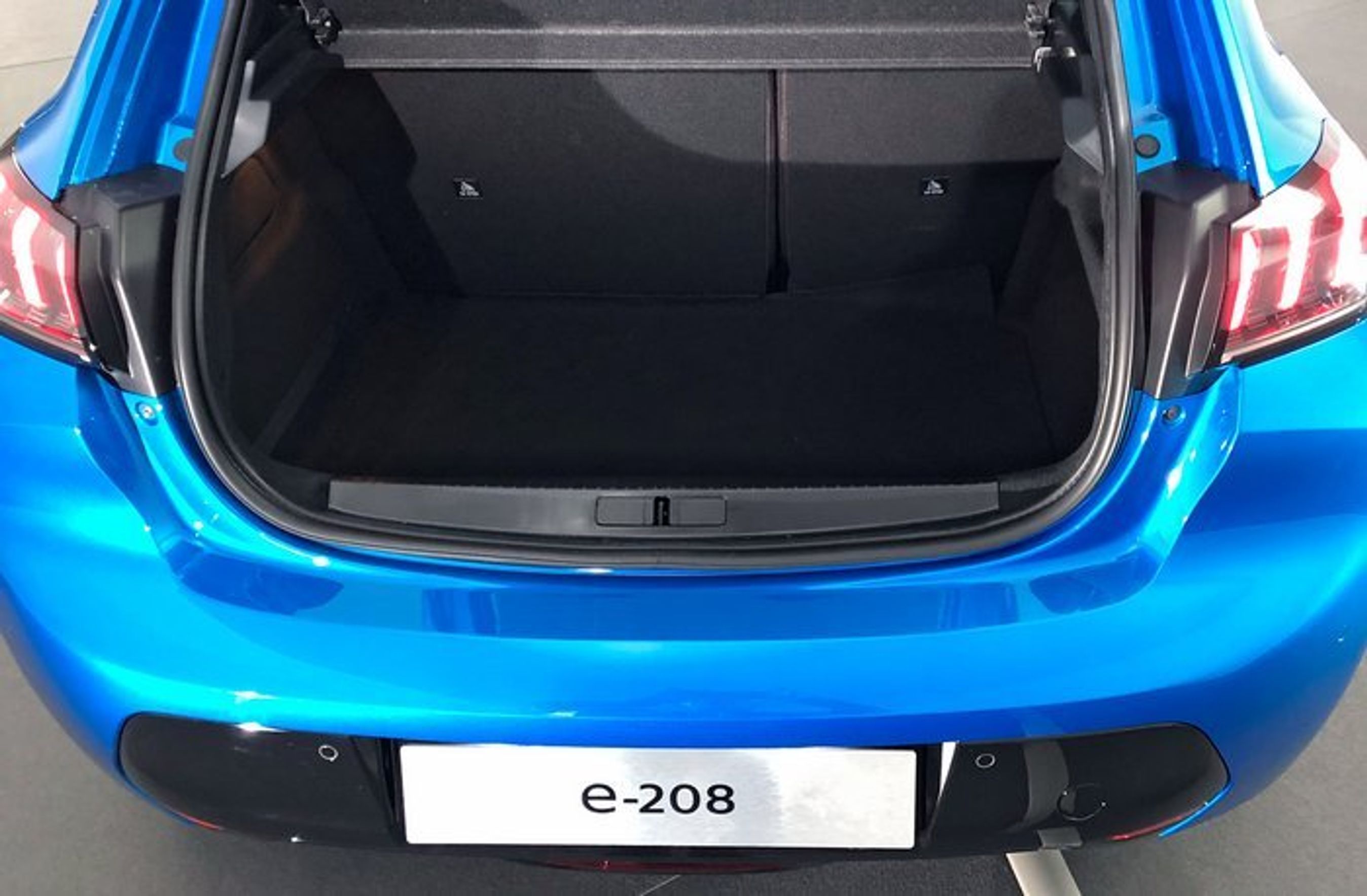 Bagagerummet er - selv her i el-udgaven - regulært i formen og bagsædet kan foldes forover i to dele.