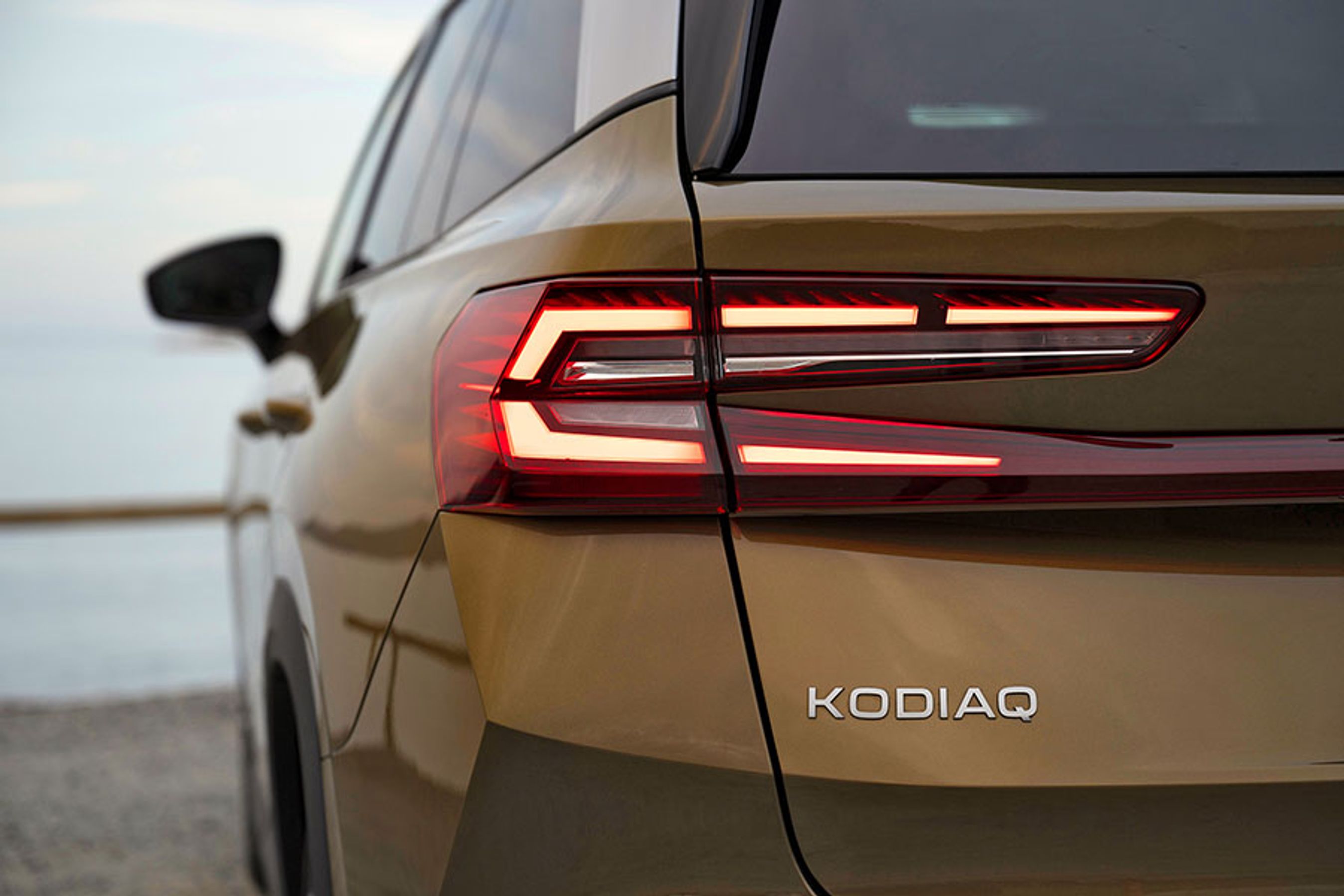 Baglygterne er af LED-typen, men man skal tilkøbe en udstyrspakke for at få blinklys af LED-typen, hvor blinklyset „løber“ ud mod kanten af lygten.