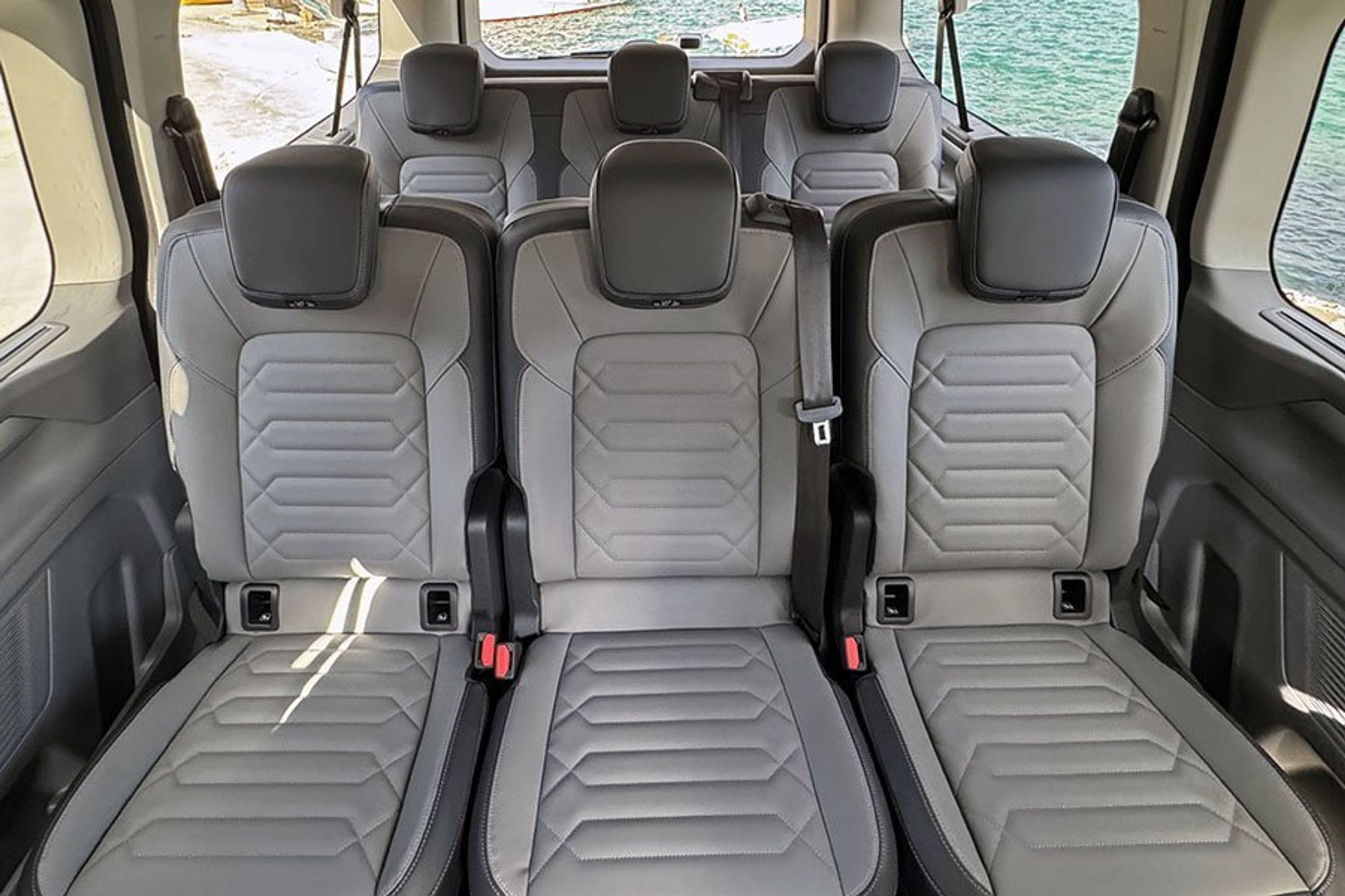 To bageste sæderækker i en VW e-Caravelle