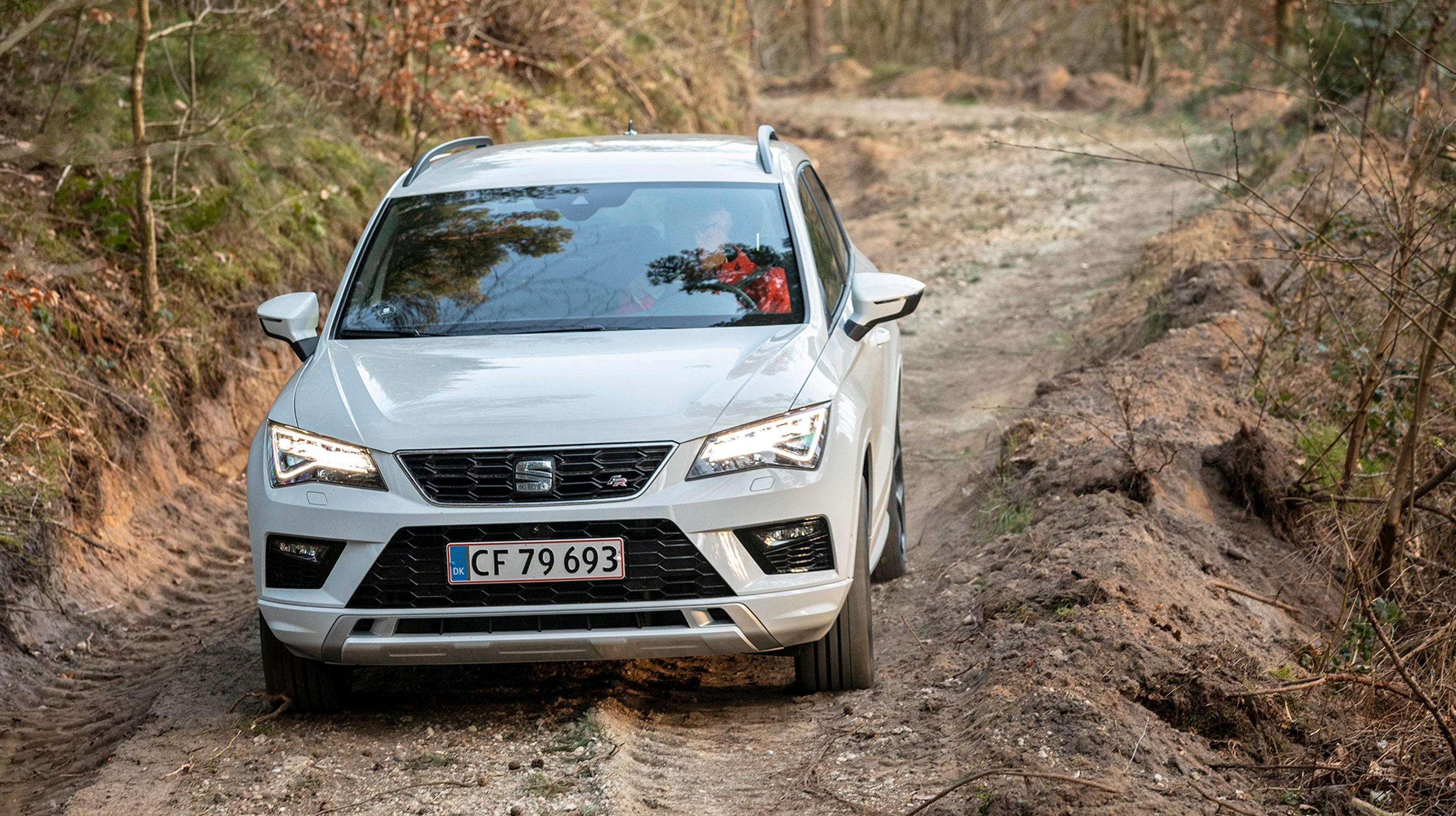 Seat Ateca er søsterbil til både Skoda Karoq og VW Tiguan. Den har dog fået sit eget udtryk og har bl.a. LED-lygter som standard.