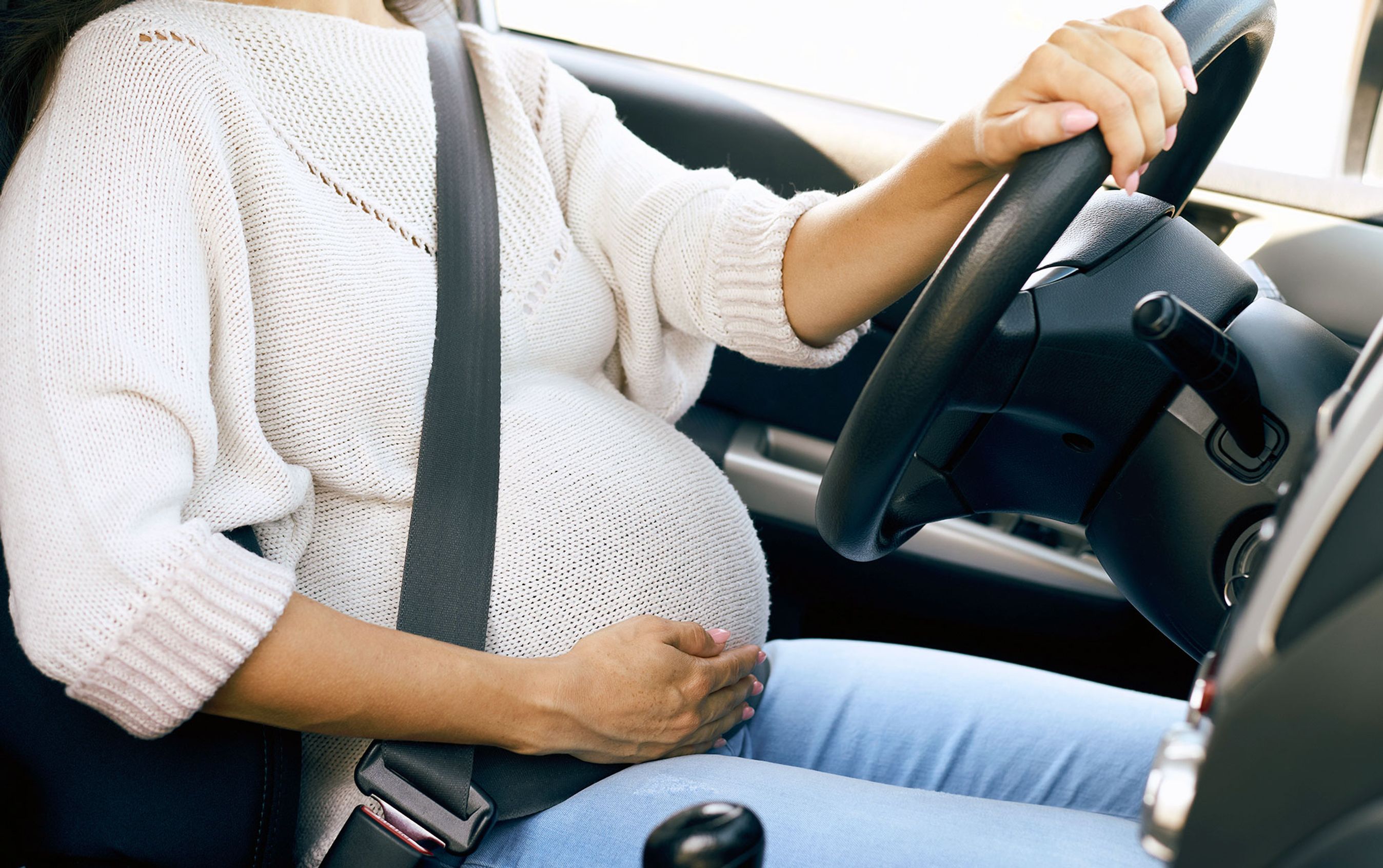 Det kræver opmærksomhed at få sikkerhedsselen rigtigt på, når man er (meget) gravid.